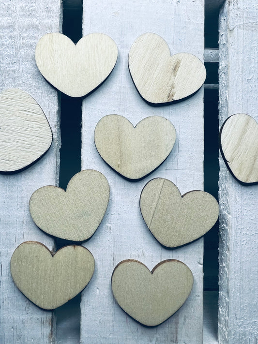 Corte de madera CORAZONES Corazones en miniatura Casa de muñecas Recortes de madera natural Mini objetos Terapia del habla Objetos del lenguaje Montessori