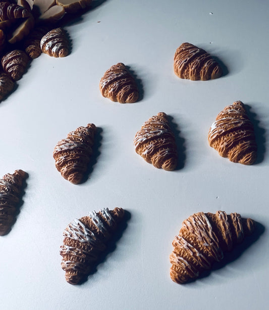 Miniatura Crescent CROISSANT Baratija Objetos temáticos de comida Terapia del habla Mini objetos Objetos de lenguaje Montessori Baratijas de comida Adornos