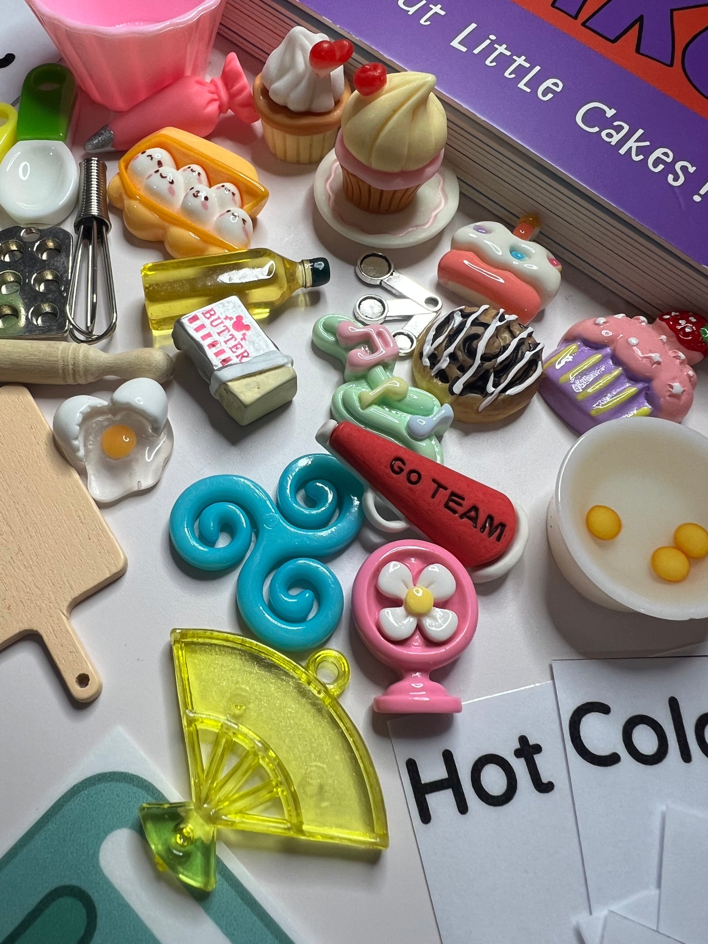 Story Kit for Stir Crack Whisk Bake - Miniature Baking Trinkets - Mini Objects for Speech Therapy - Mini Story Kit with Trinkets Sequence