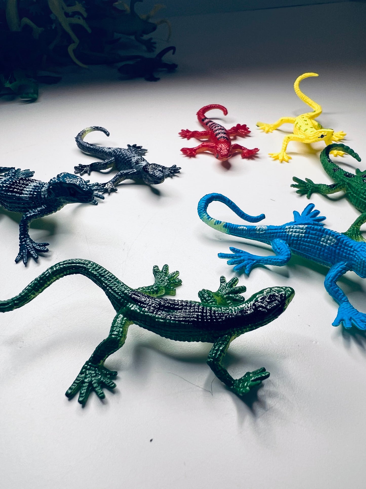 Mini baratijas IGUANA Terapia del habla Mini objetos Montessori Objetos sonoros Objetos del alfabeto Baratija de lagarto en miniatura