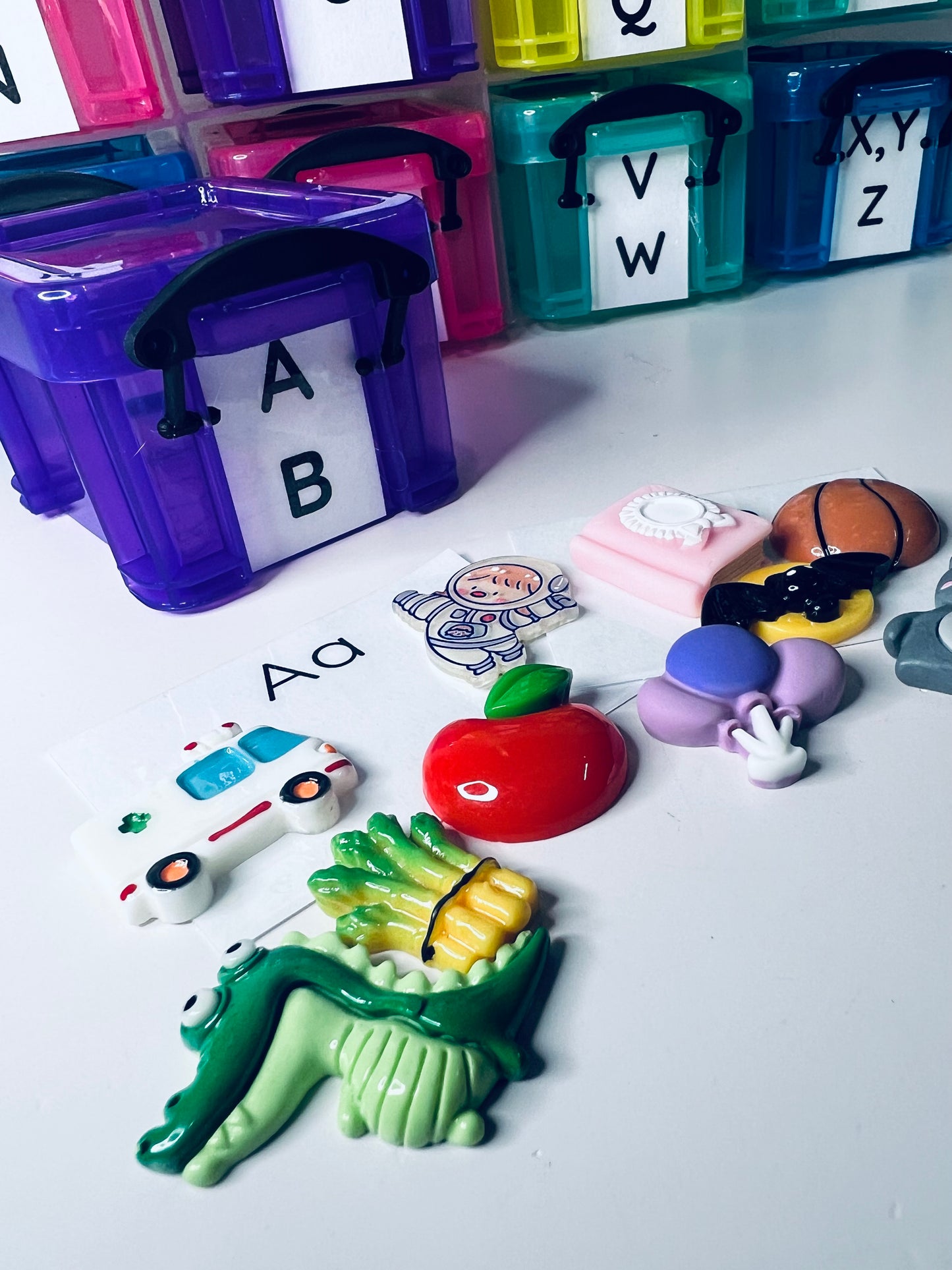 Ensemble d'objets de l'alphabet dans le stockage Bibelots de l'alphabet Début du son Mini objets Kit d'alphabet d'orthophonie Objets Montessori préscolaires