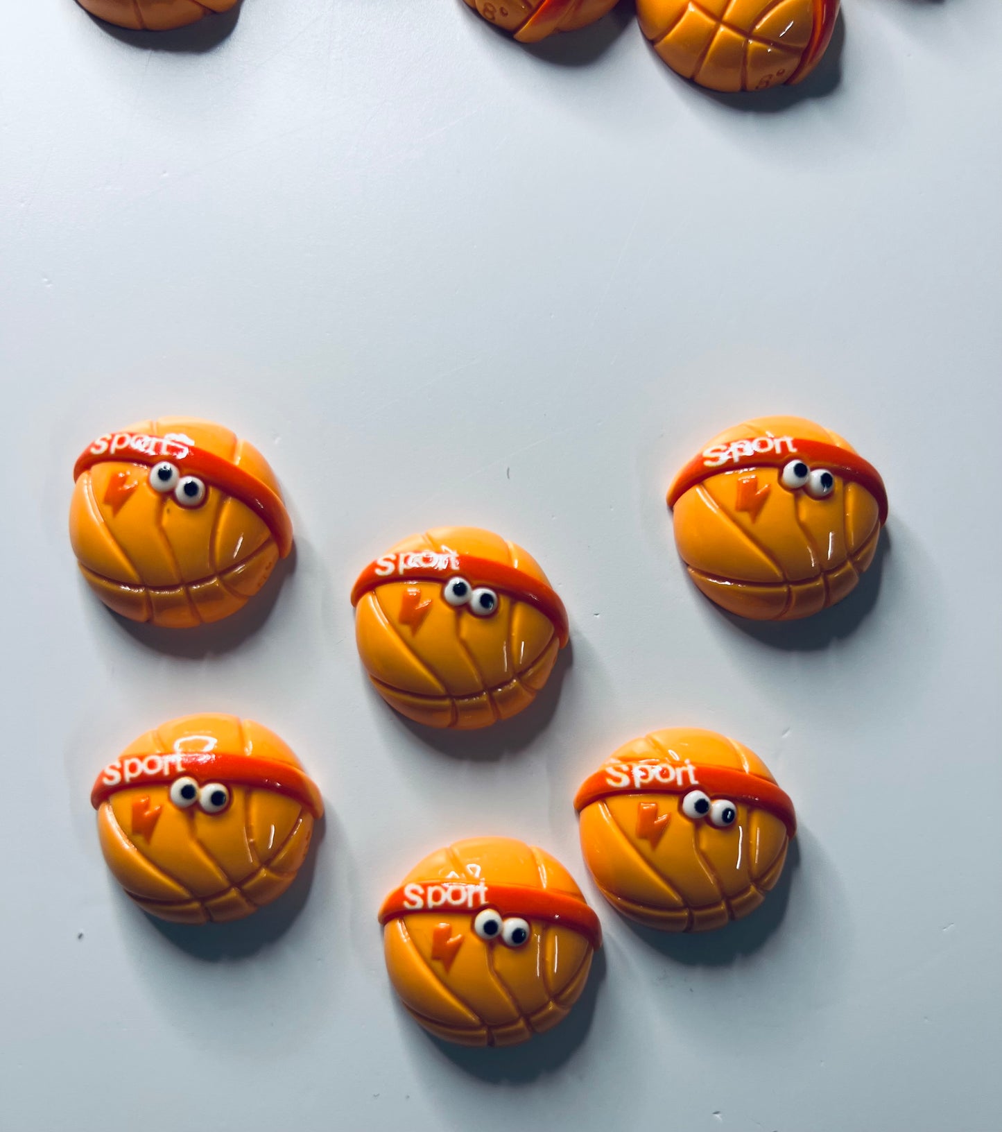 Miniobjetos de baratija de baloncesto en miniatura para logopedia Montessori Objetos sonoros