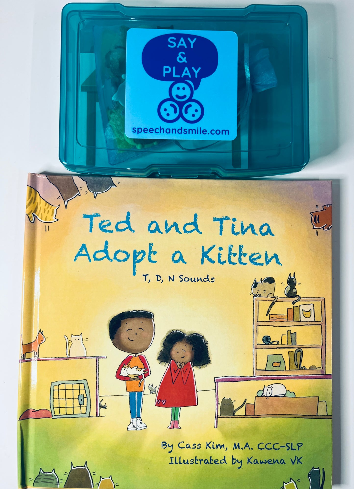 Kit de cuentos Logopedia Sonidos tempranos Miniobjetos para logopedia Ted y Tina adoptan un gatito Objetos en miniatura de articulación