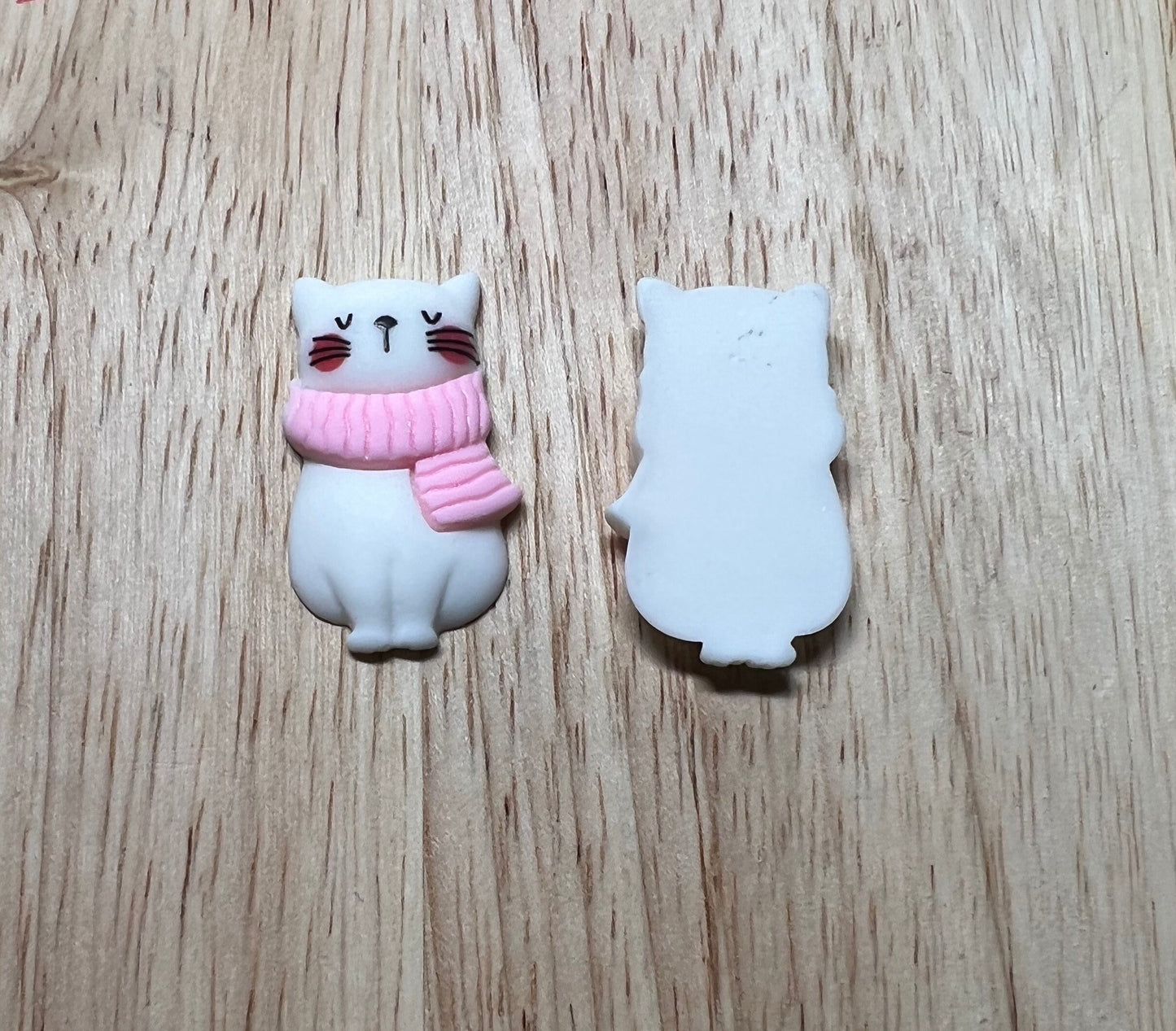 Mini baratija de gato, baratijas para mascotas, casa de muñecas en miniatura, baratijas temáticas de invierno, gato con bufanda rosa