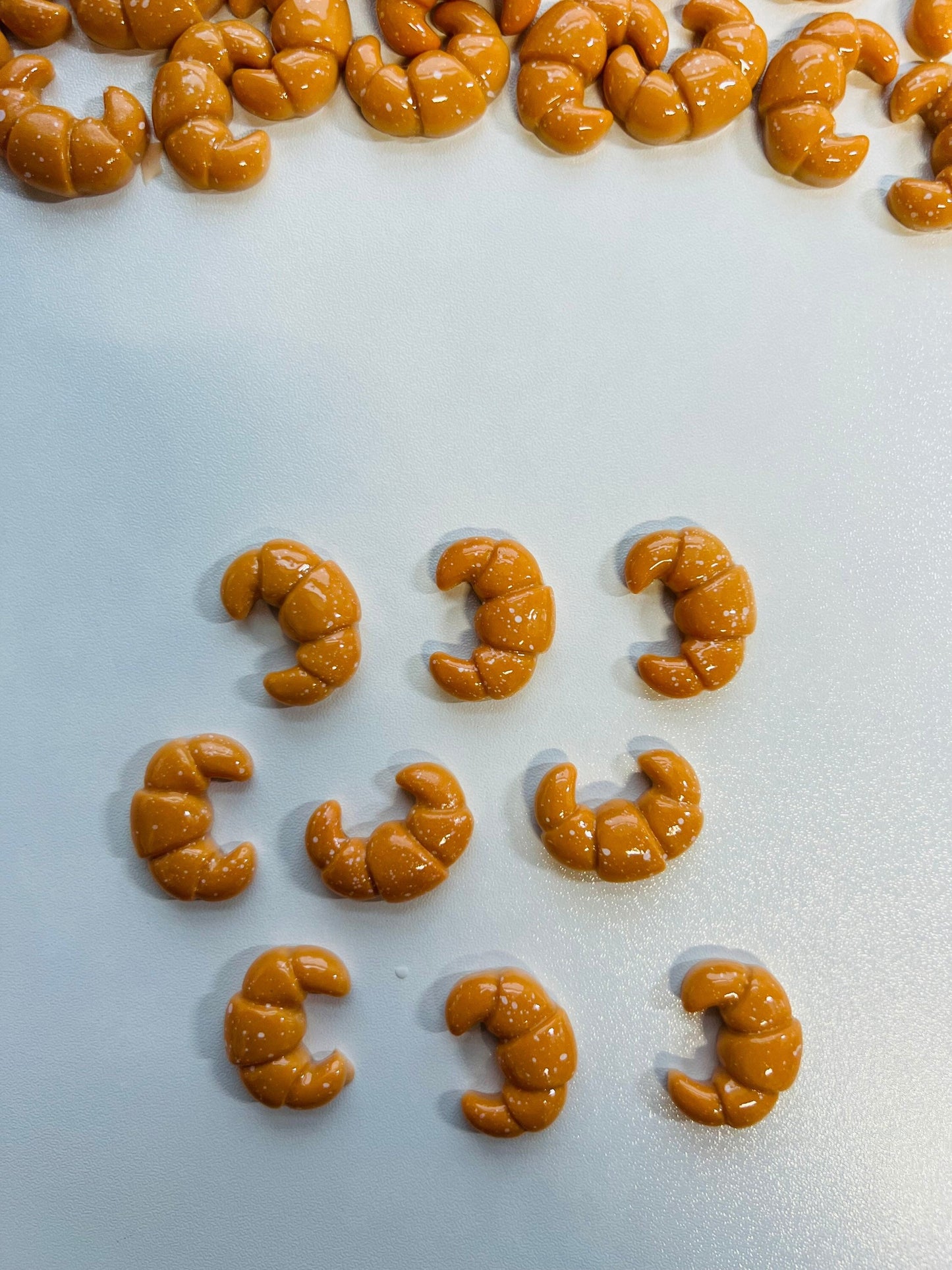 Mini CROISSANT Objeto-Objetos temáticos de comida-CROISSANT de resina-Terapia del habla Mini Objetos-Objetos de lenguaje Montessori-Baratijas de comida