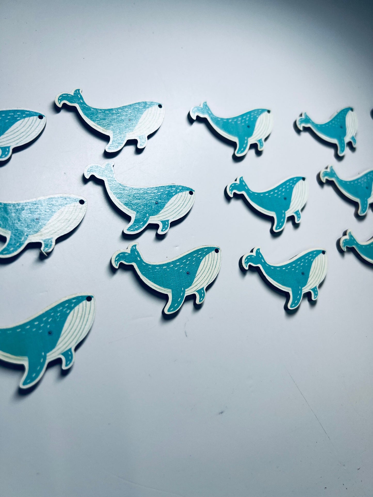 Baratijas de ballenas en miniatura Objeto pintado de ballena de madera Baratijas de ballenas de madera Baratijas oceánicas Mini objetos para terapia del habla