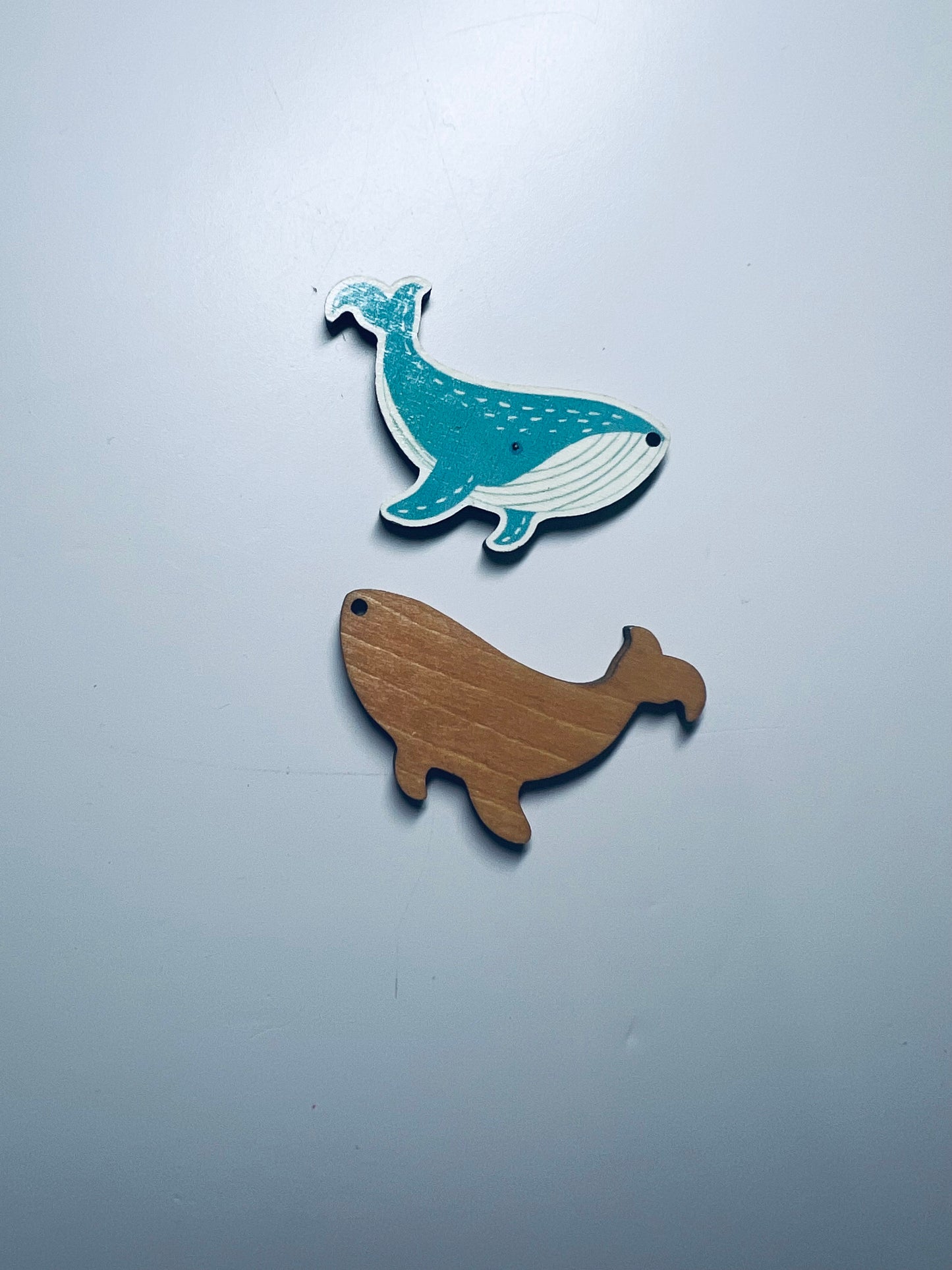 Baratijas de ballenas en miniatura Objeto pintado de ballena de madera Baratijas de ballenas de madera Baratijas oceánicas Mini objetos para terapia del habla