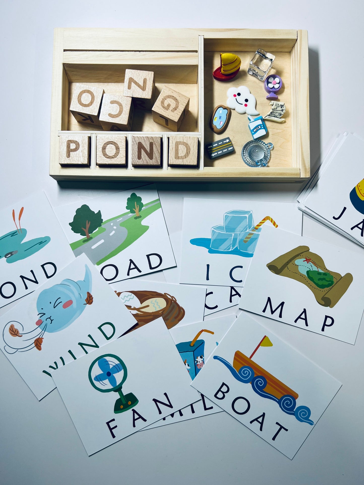 Bandeja de ortografía, tarjetas y 60 mini objetos-Tarjetas de palabras Montessori-Objetos del lenguaje