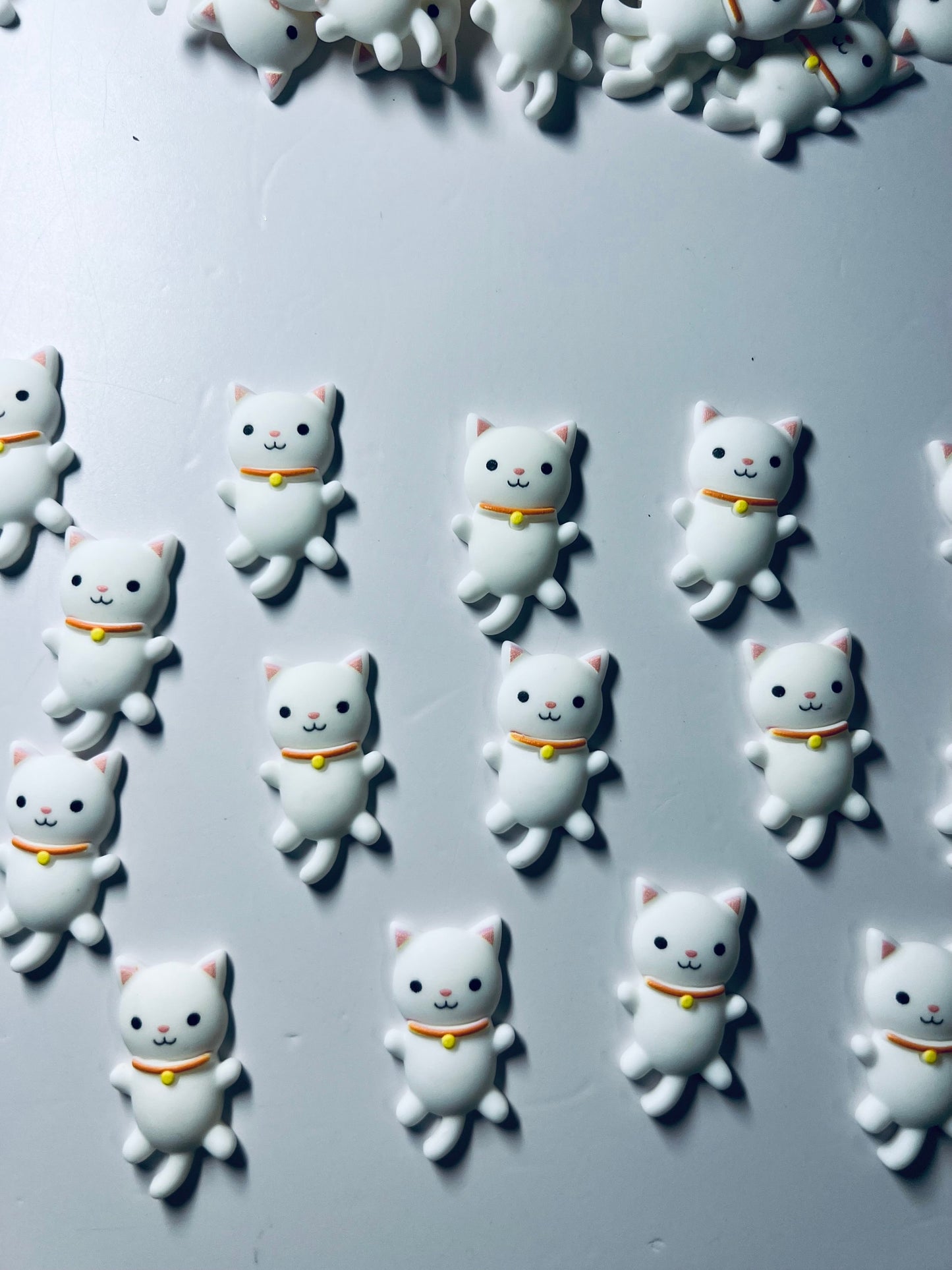 Baratijas de gato-Objeto de gato blanco-Mini objeto de gato-Casa de muñecas mascotas en miniatura -Terapia del habla Mini objetos-Baratijas temáticas de mascotas