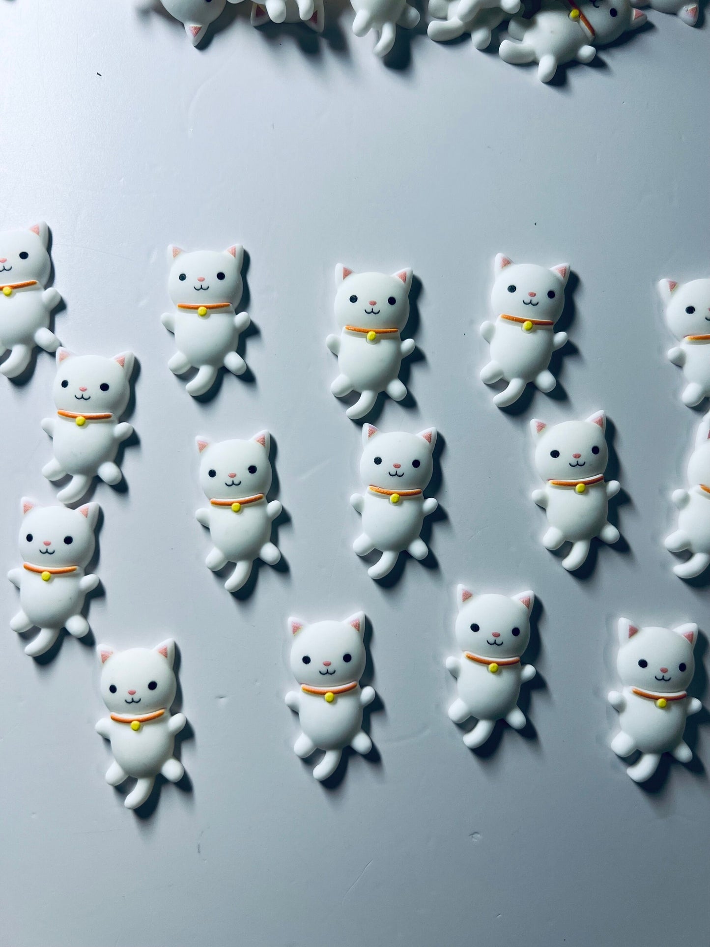 Baratijas de gato-Objeto de gato blanco-Mini objeto de gato-Casa de muñecas mascotas en miniatura -Terapia del habla Mini objetos-Baratijas temáticas de mascotas