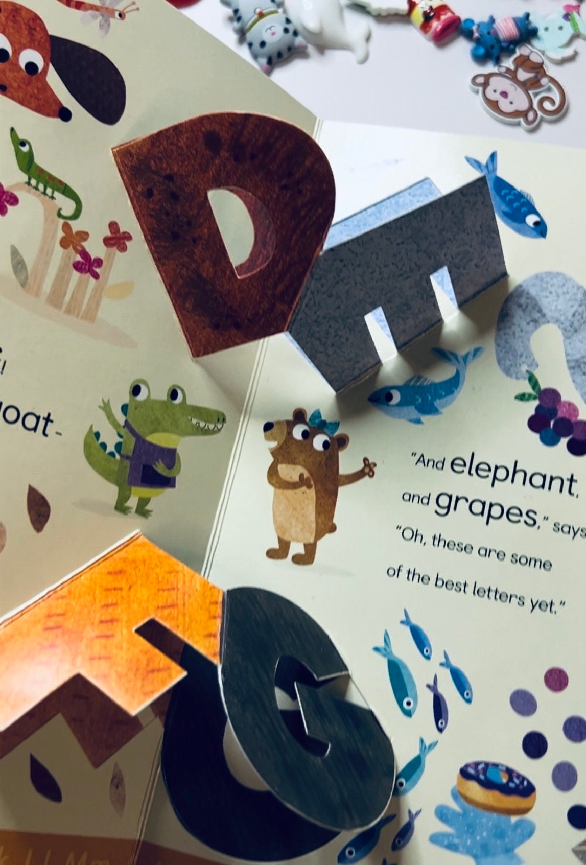 Bibelots alphabet et kit d’histoire avec livre alphabet pop-up-Objets sonores Montessori-Bijoux-Doodads pour les sons de l’alphabet