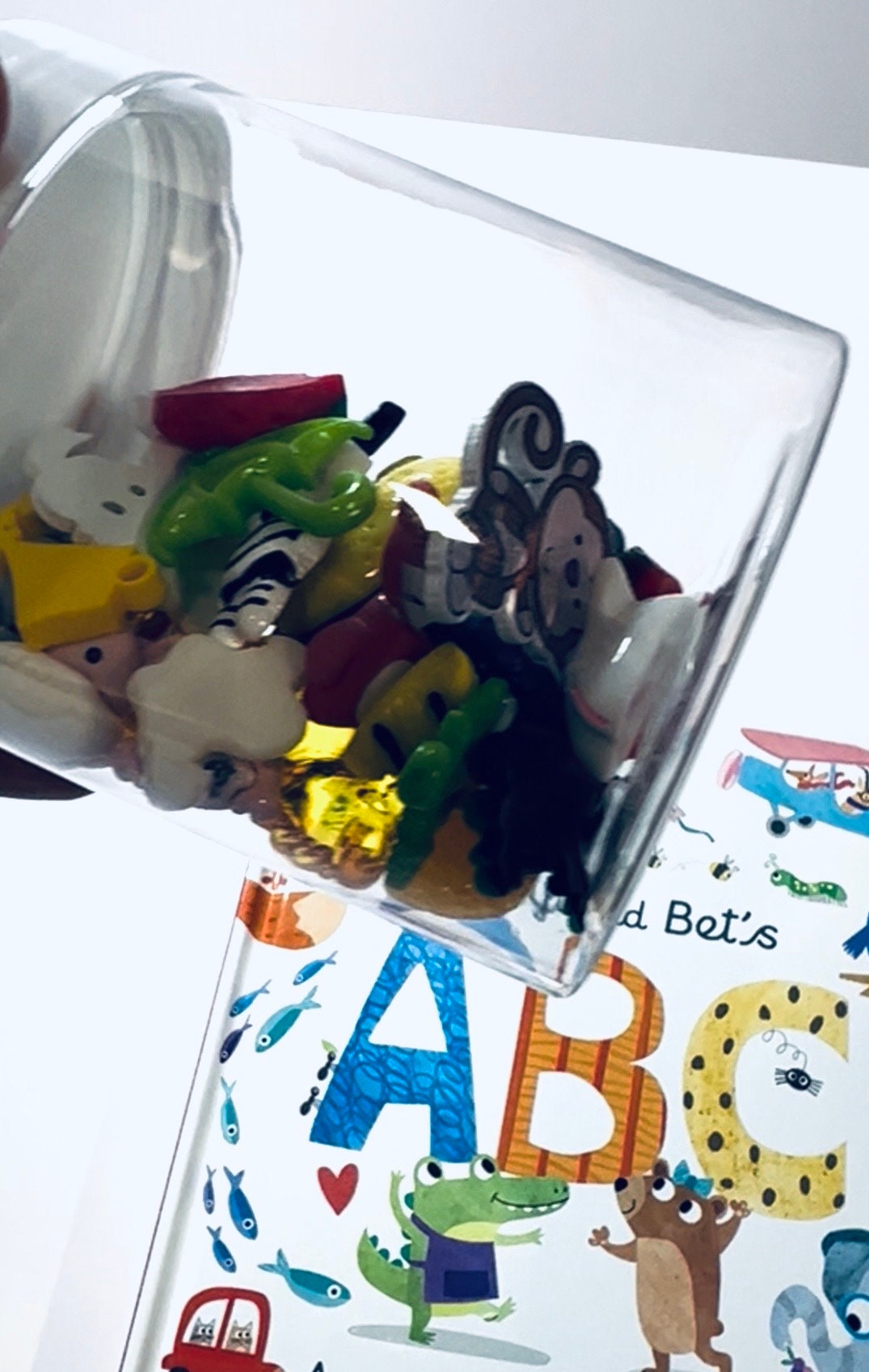 Bibelots alphabet et kit d’histoire avec livre alphabet pop-up-Objets sonores Montessori-Bijoux-Doodads pour les sons de l’alphabet