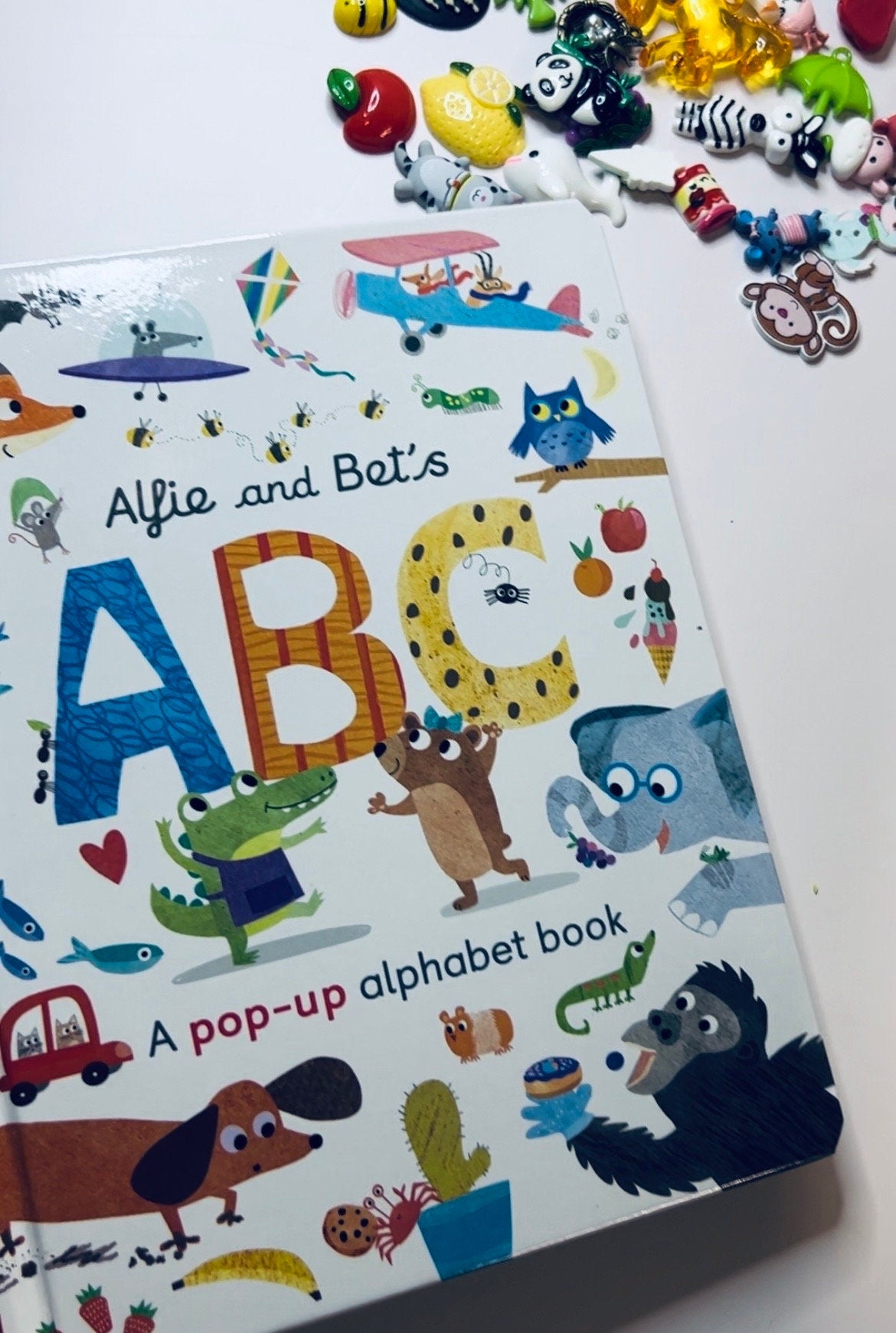 Bibelots alphabet et kit d’histoire avec livre alphabet pop-up-Objets sonores Montessori-Bijoux-Doodads pour les sons de l’alphabet