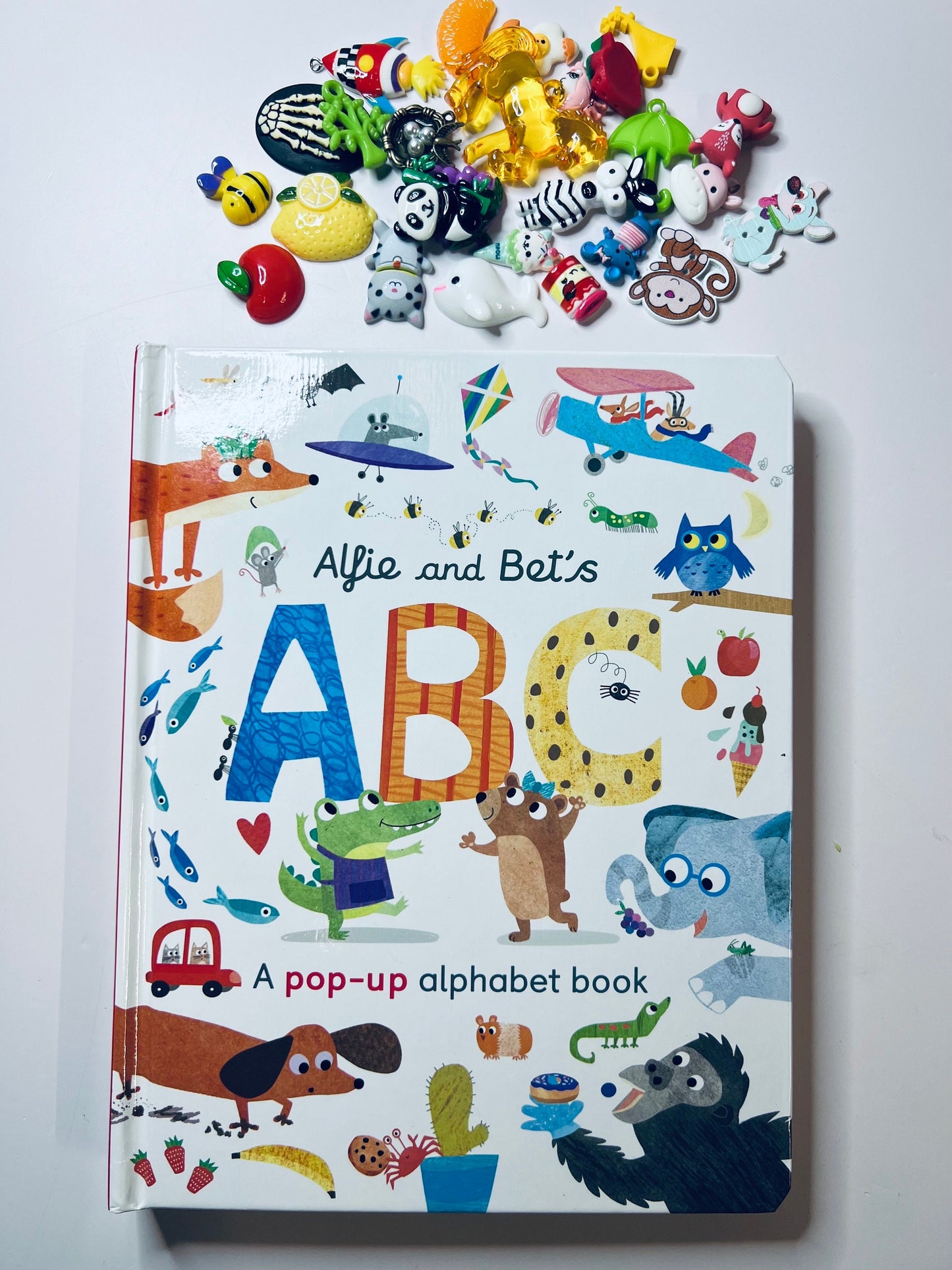 Bibelots alphabet et kit d’histoire avec livre alphabet pop-up-Objets sonores Montessori-Bijoux-Doodads pour les sons de l’alphabet