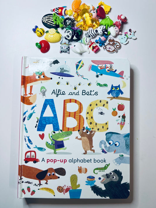 Baratijas del alfabeto y kit de historias con libro del alfabeto emergente, objetos de sonido Montessori, baratijas, adornos para sonidos del alfabeto
