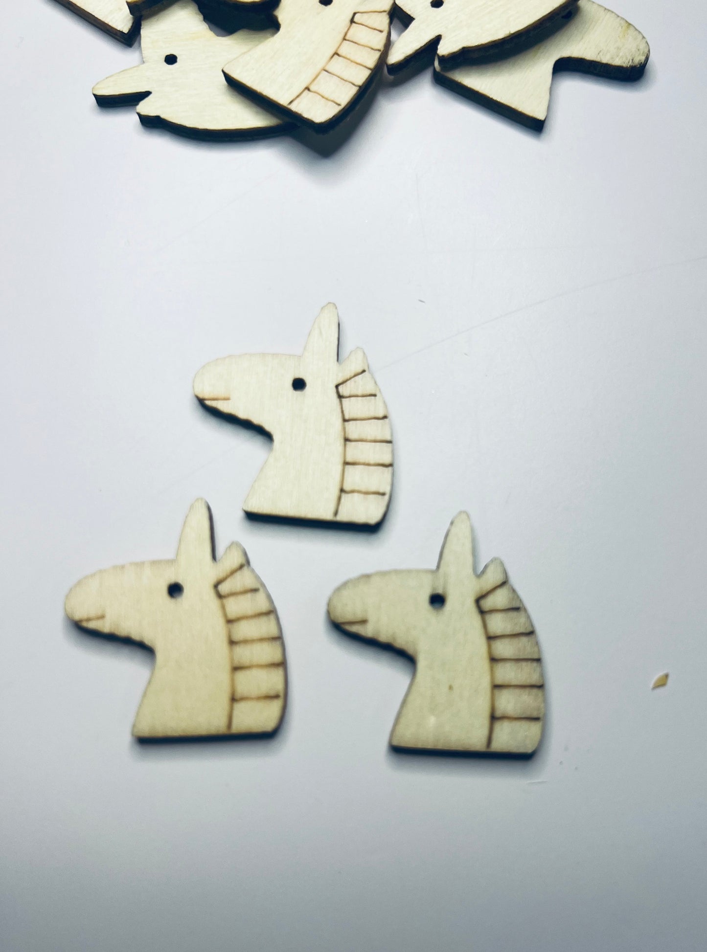 Mini Tête de Licorne - Licorne coupée en bois - Objets miniatures - Bibelots - Doodads - Objets linguistiques Montessori - Minis pour l'orthophonie