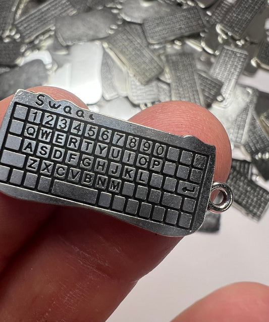 Encanto de TECLADO en miniatura-Encanto de teclado de plata tibetana antigua-Encanto de computadora-Baratijas-Objetos en miniatura-Doodads-Minis para el habla