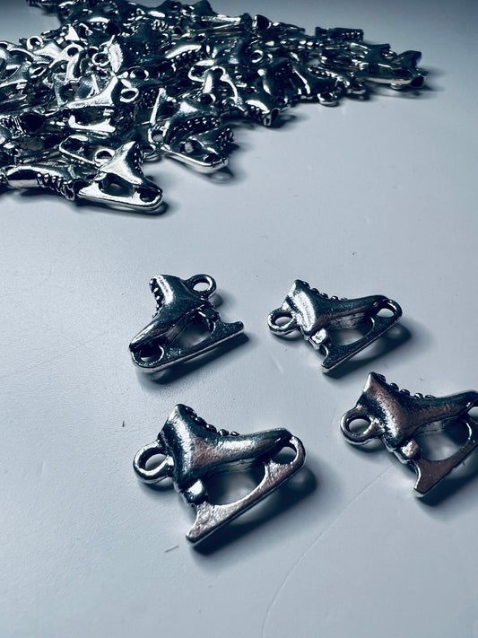 Miniature ICE SKATE Charm-Antique Tibétain Argent Figure Skate Charm-Silver Ice Skate Charms-Alphabet Bibelots-Doodads-Mini Objets