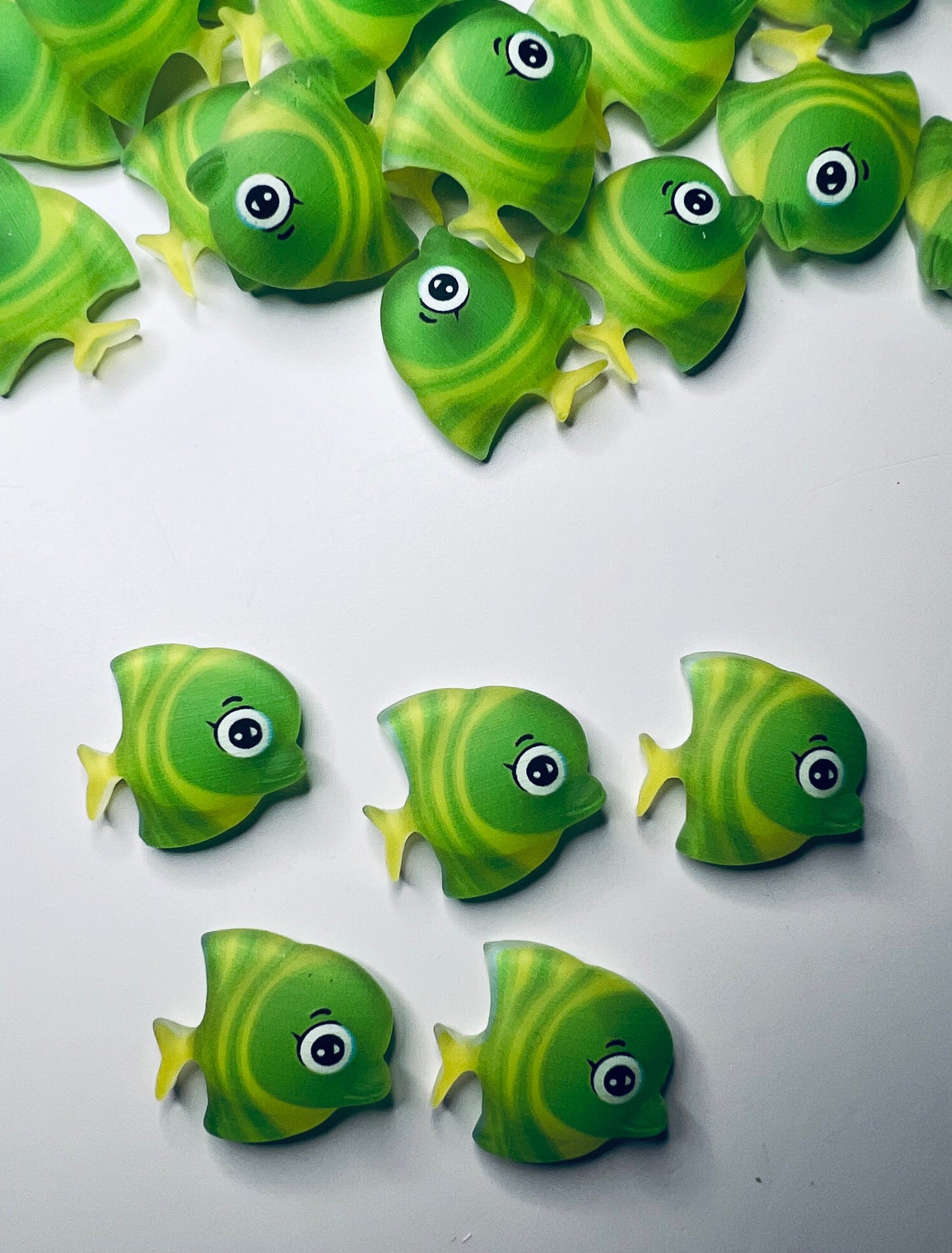 Baratijas de peces ángel en miniatura-Mini objetos de peces del océano-Casa de muñecas miniatura-Objetos de sonido Montessori-Doodads-Minis para terapia del habla