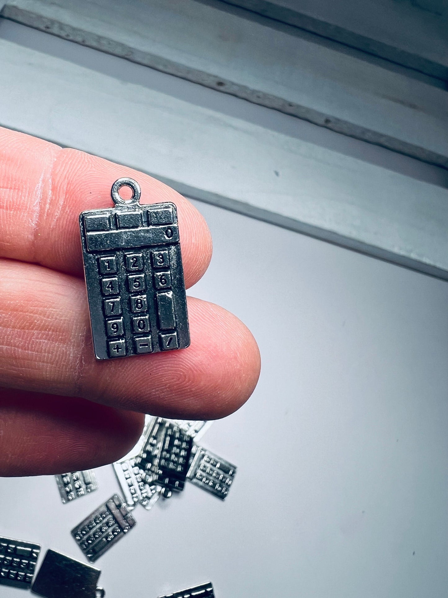 CALCULADORA en miniatura Encanto-Calculadora de plata tibetana antigua Encanto-Contador Encanto-Baratijas-Objetos en miniatura-Doodads-Minis para el habla