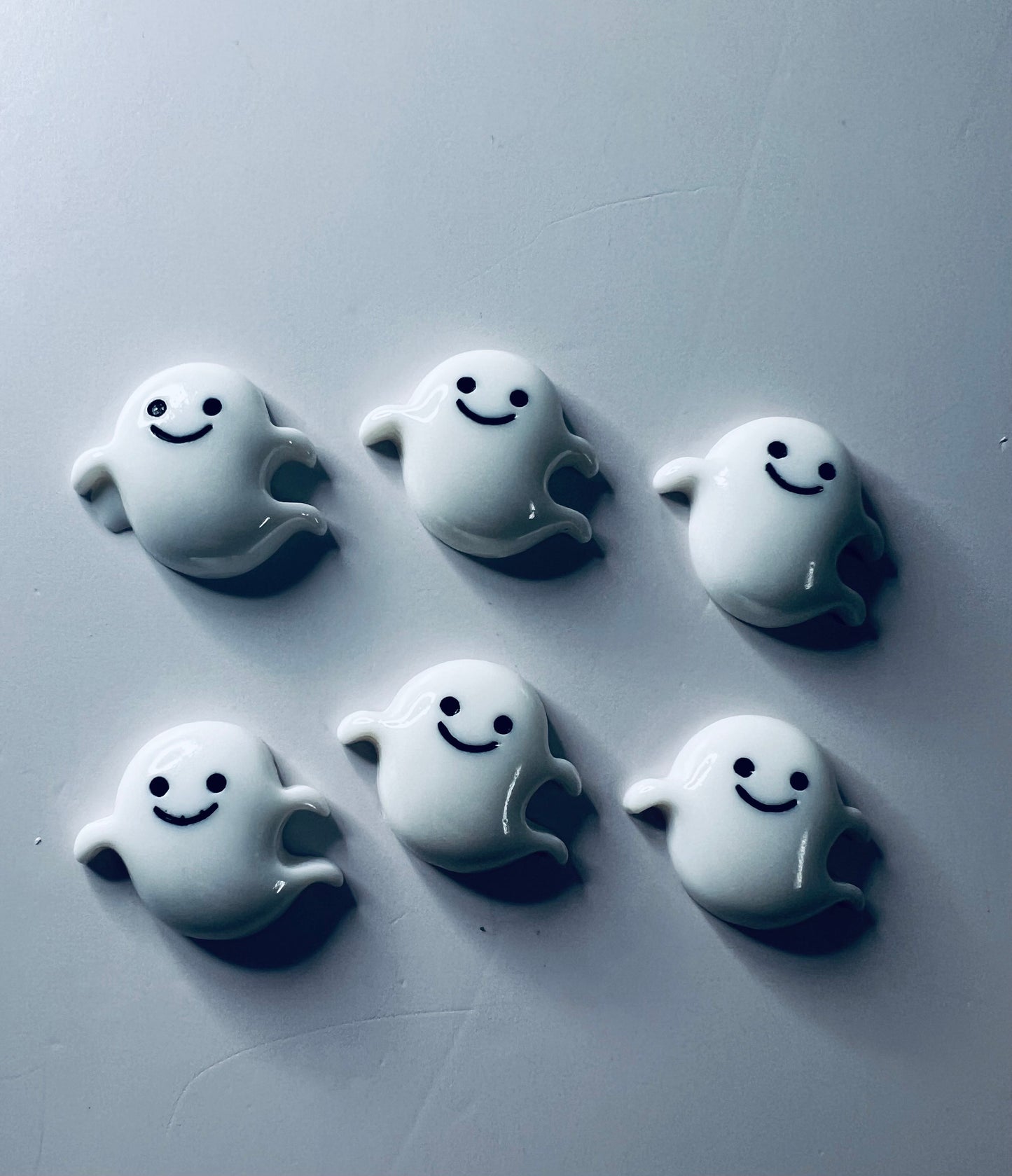 Baratija fantasma en miniatura - Objetos sonoros Montessori - Mini objetos para sonidos del habla - Miniatura fantasma - Baratijas - Adornos de Halloween