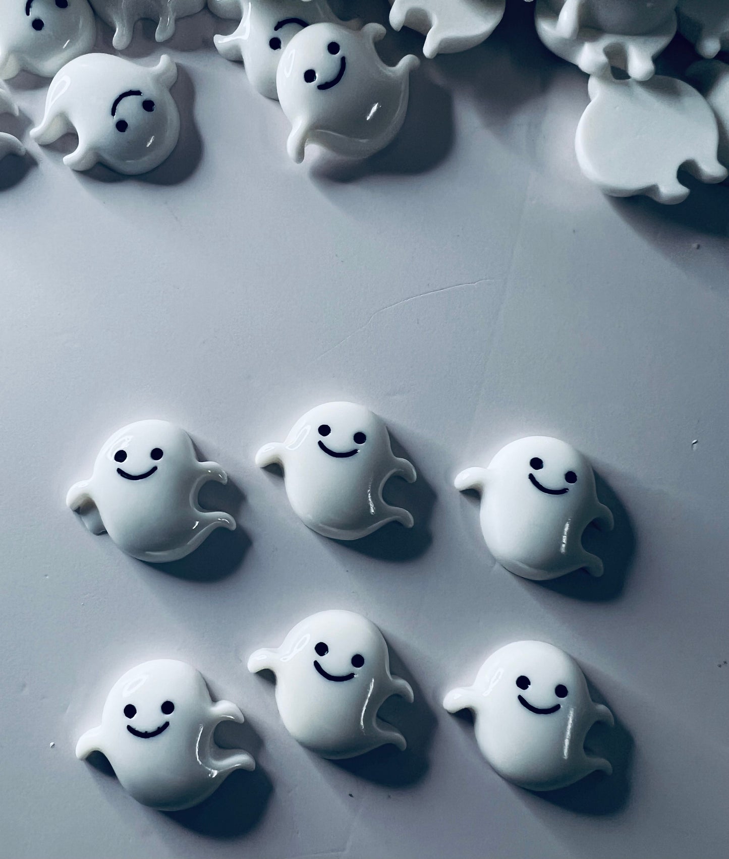 Baratija fantasma en miniatura - Objetos sonoros Montessori - Mini objetos para sonidos del habla - Miniatura fantasma - Baratijas - Adornos de Halloween