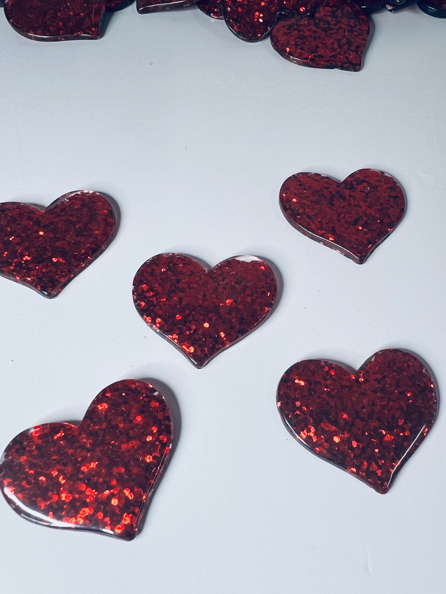 Baratija de corazón de brillo rojo en miniatura - Mini mini objetos de corazón brillante para terapia del habla -Baratijas - Doodads - Corazón de abrazo de bolsillo