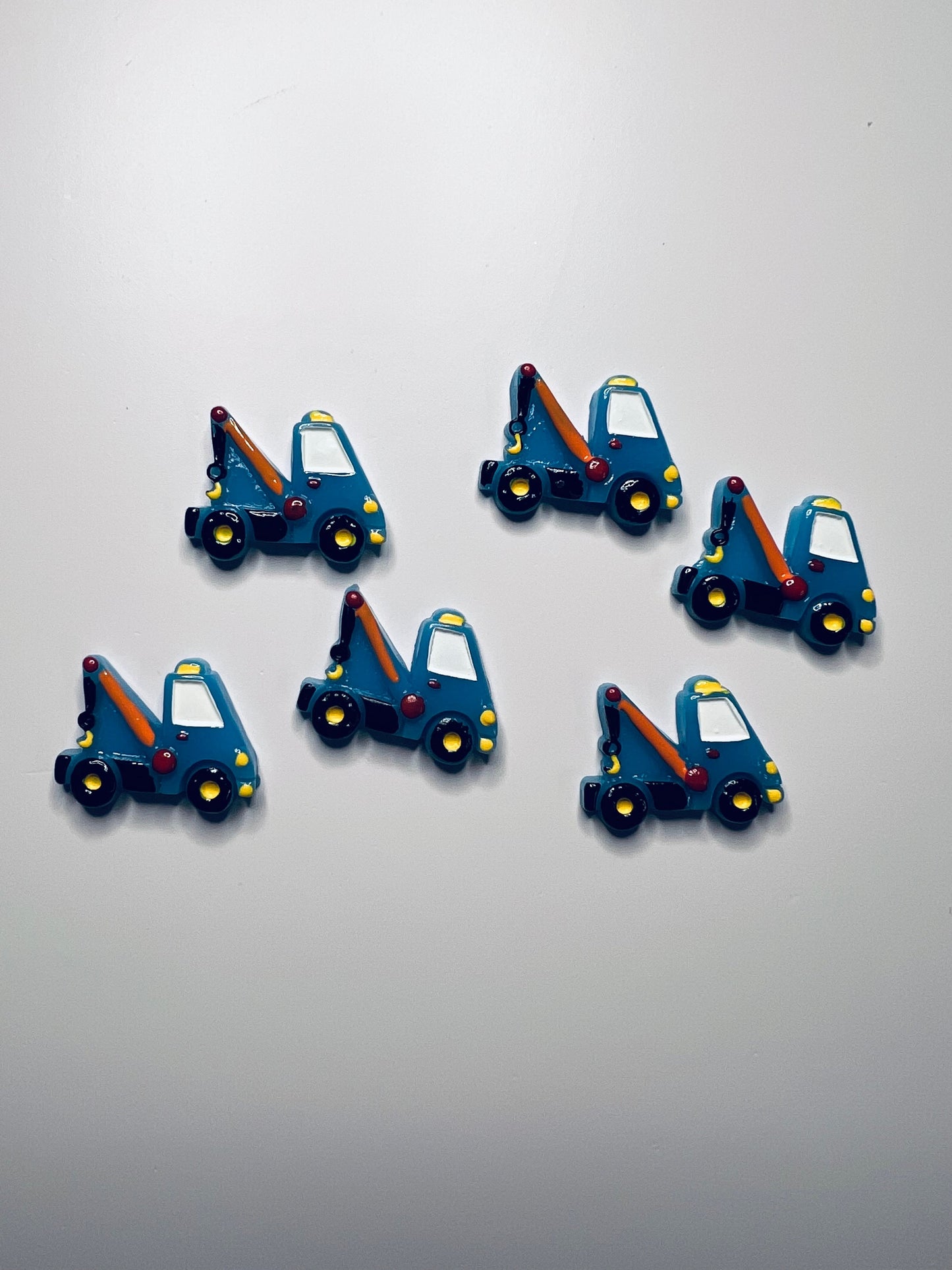 Mini TOW TRUCK Baratija - Baratijas del alfabeto - Baratijas de construcción - Mini objetos - Camión de remolque de resina - Objetos del alfabeto Letra T - Doodads -