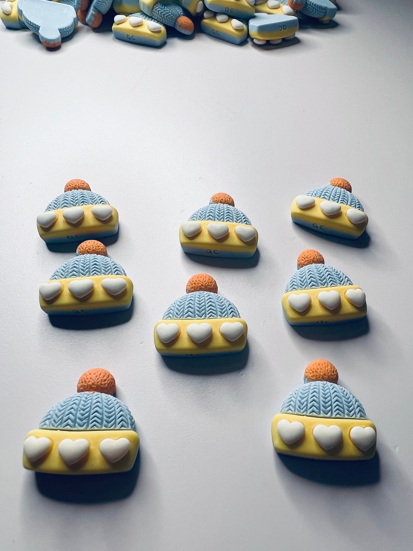 Baratija de sombrero de invierno en miniatura - Baratijas del alfabeto Doodads Objetos de lenguaje Montessori - Mini objetos Terapia del habla - Baratija de sombrero de nieve