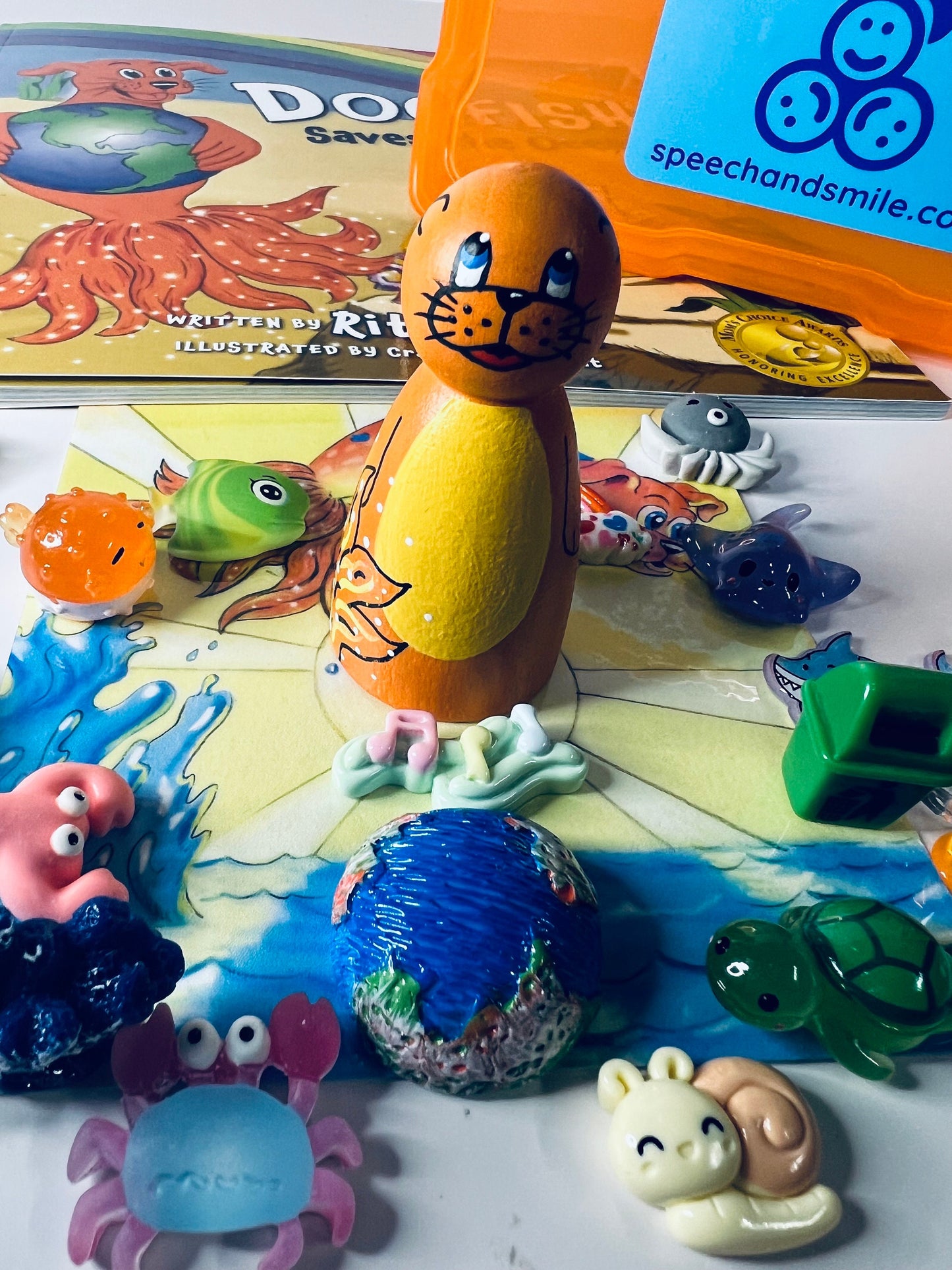 Kit de cuentos para cazón salva el libro del océano - Actividad del Día de la Tierra -Libro del océano- Objetos en miniatura del océano - Mini objetos para la terapia del habla