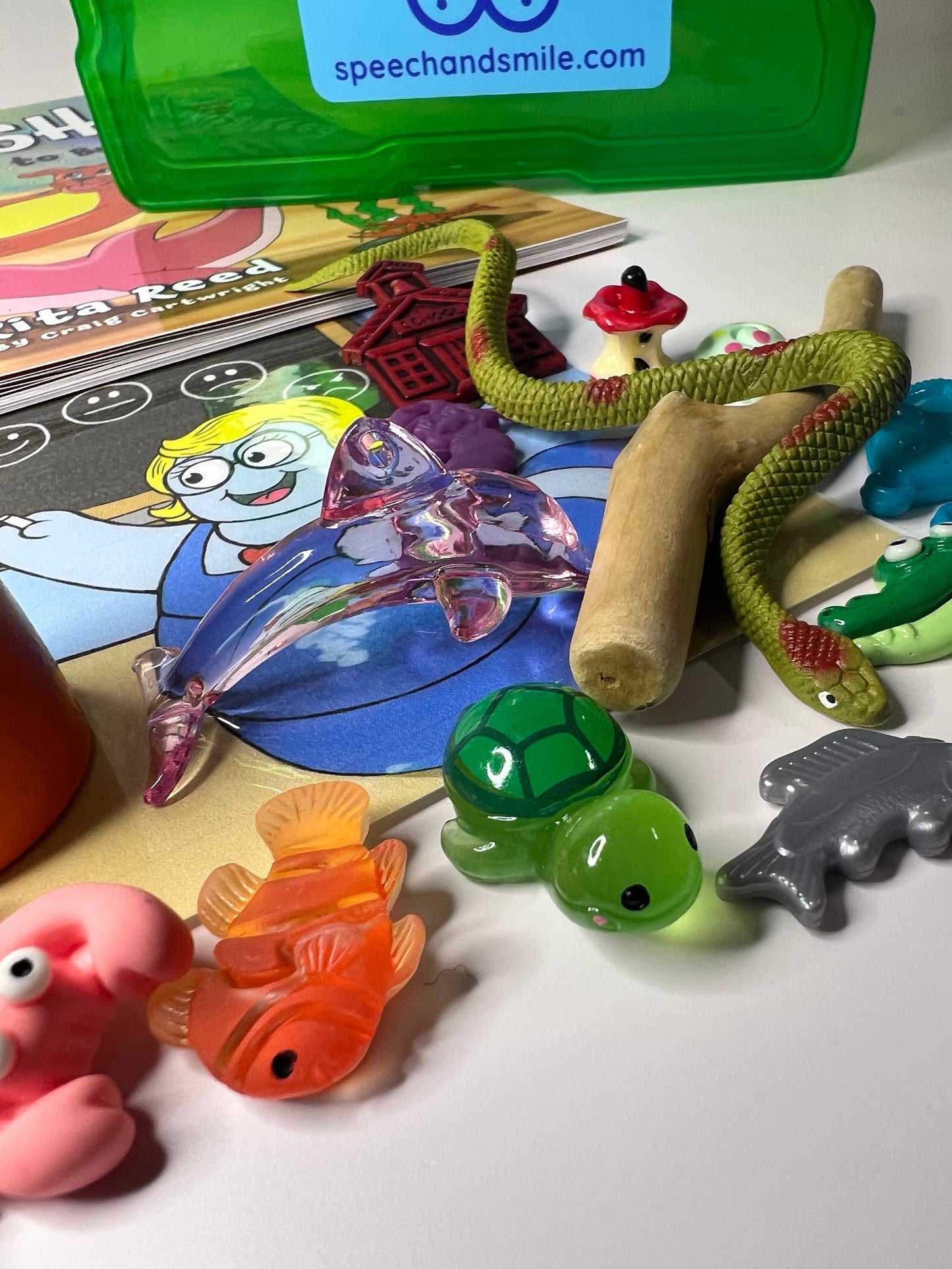 Kit de cuentos para cazón se enfrenta al matón - Libro sobre el acoso - Libro del océano- Objetos en miniatura del océano - Mini objetos para la logopedia