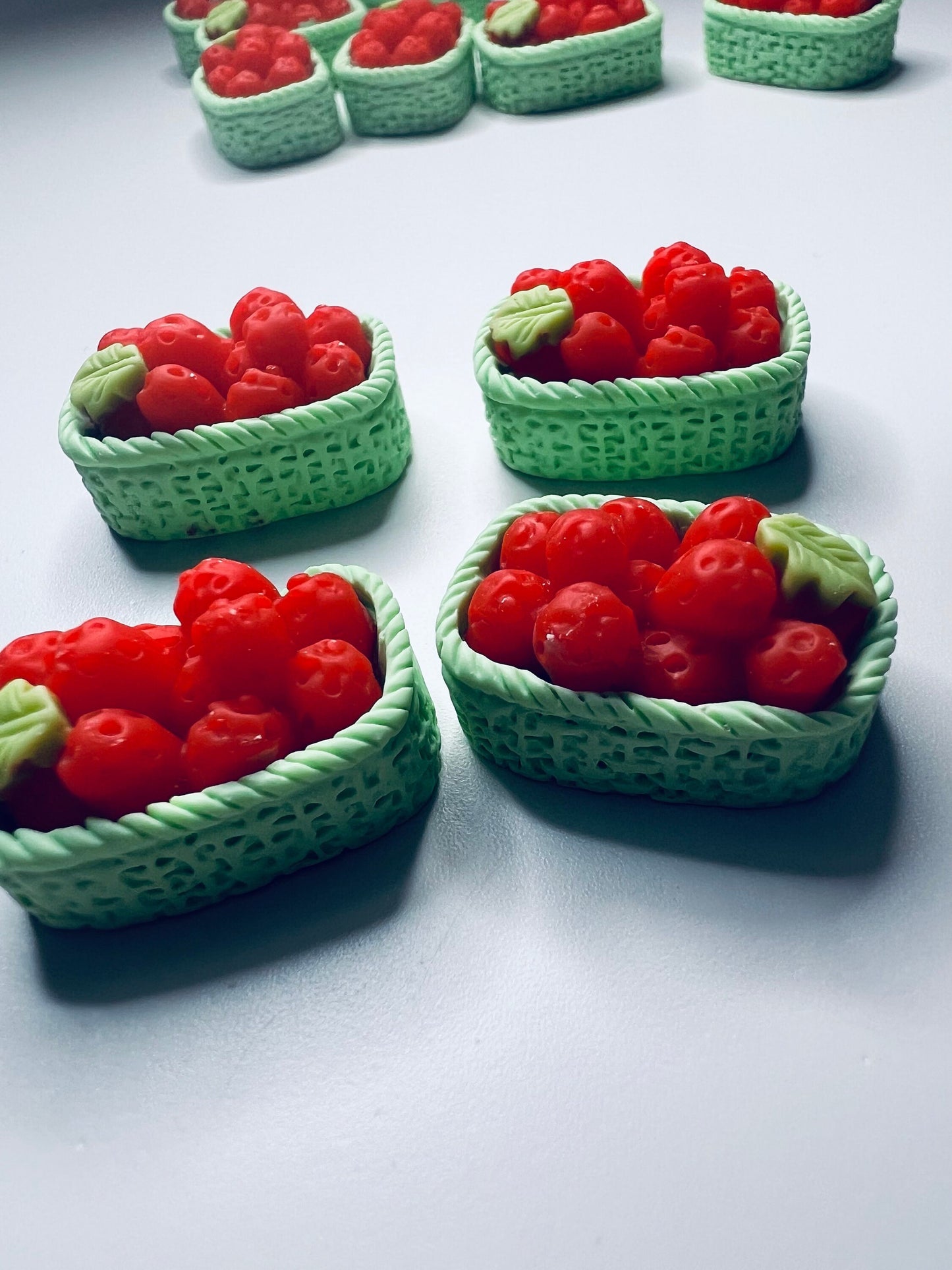 Baratijas de frutas de cesta de frambuesa en miniatura - Mini objetos discurso Montessori - Mini baratija de frambuesa - Objetos en miniatura de frutas para casa de muñecas