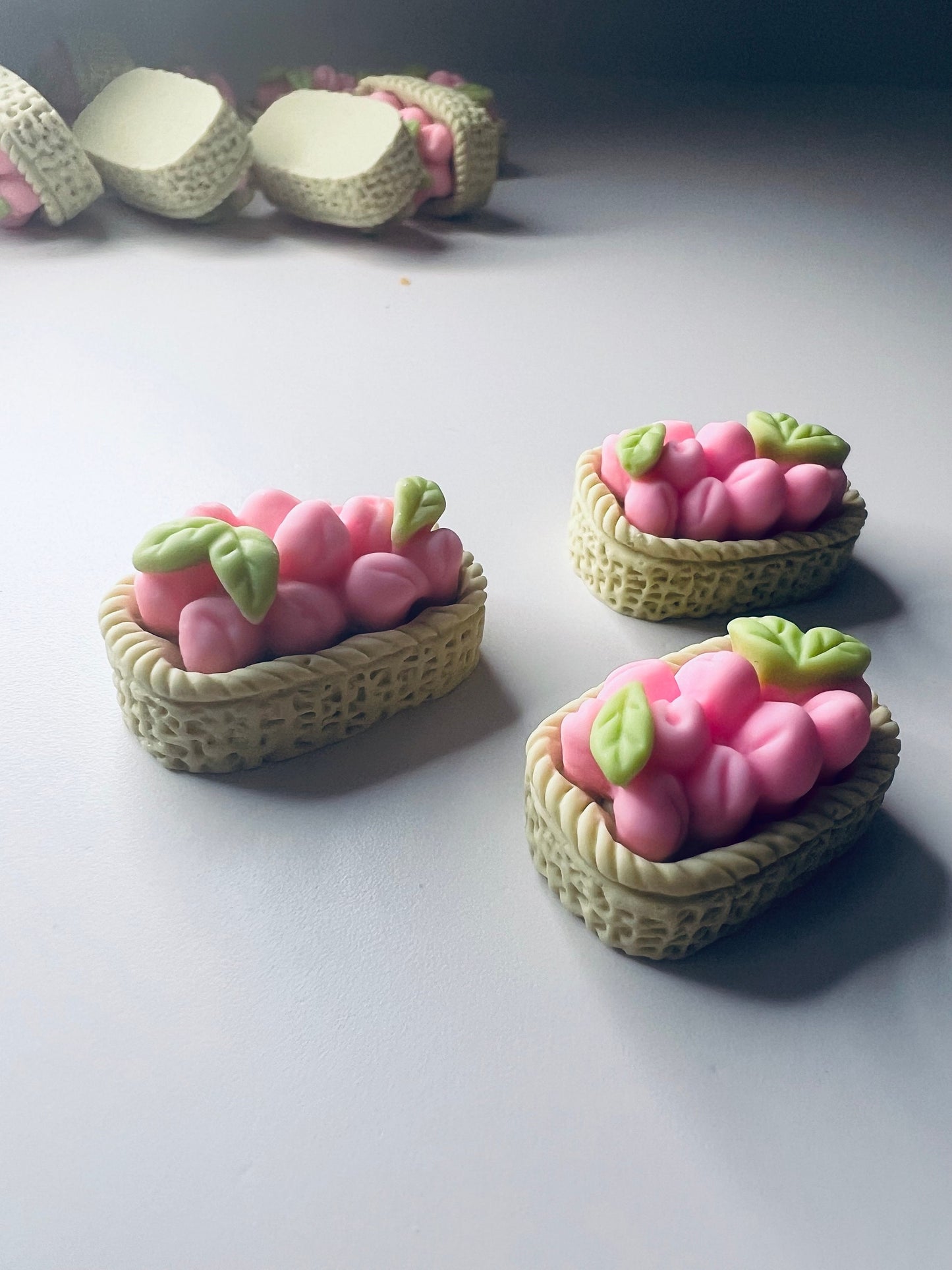 Panier de fruits de pêche miniature - Bibelots de fruits - Mini Objets de pêche Discours Montessori - Objets miniatures pour bibelots de maison de poupée