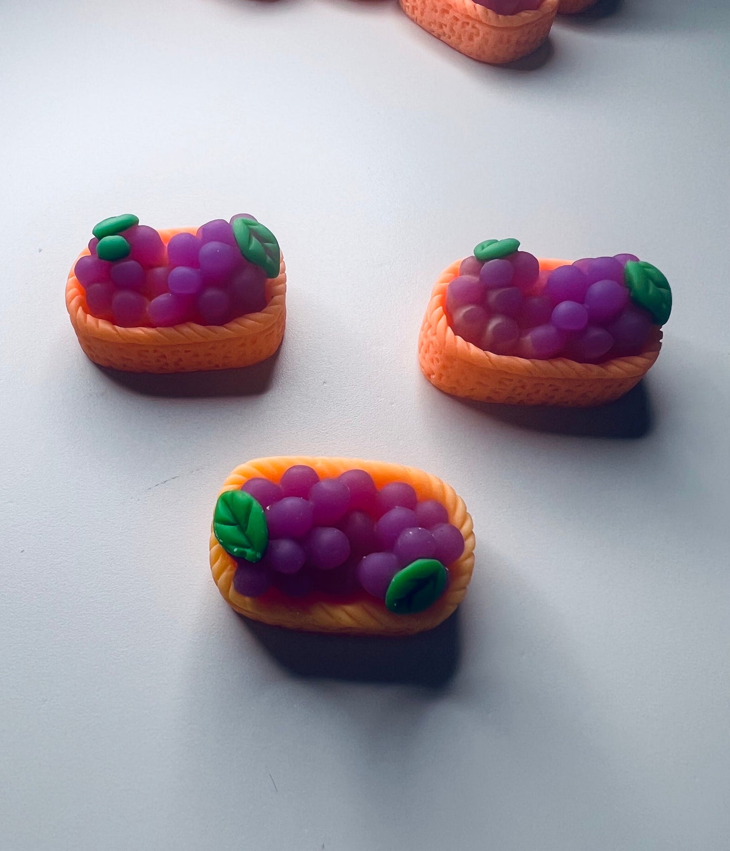 Cesta de frutas de uvas en miniatura - baratijas de frutas - mini objetos de uvas discurso Montessori - objetos en miniatura para baratijas de casa de muñecas