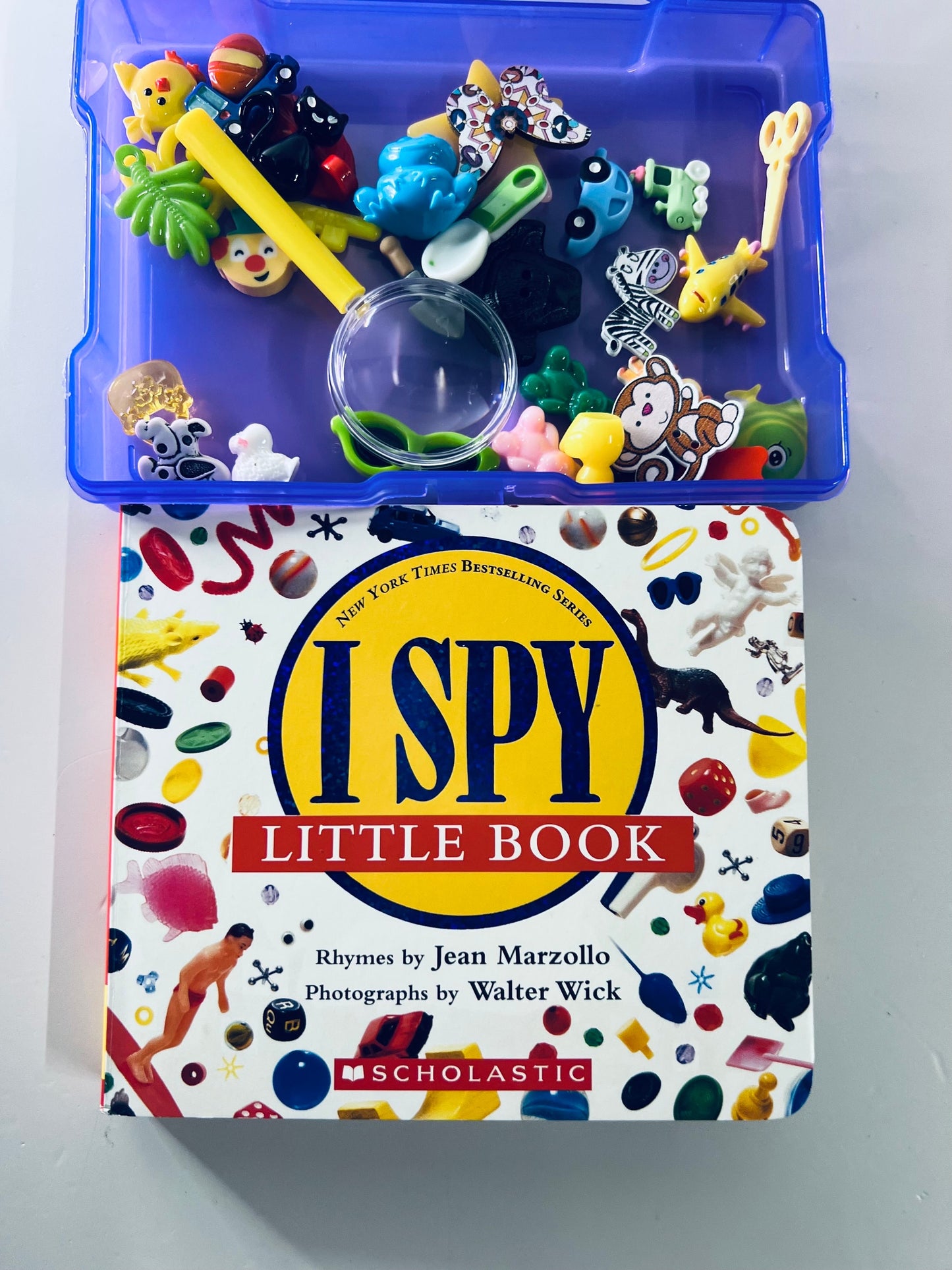 Kit d'histoire I Spy avec mini bibelots-I Spy Trinkets-Objets miniatures-Minis pour l'orthophonie