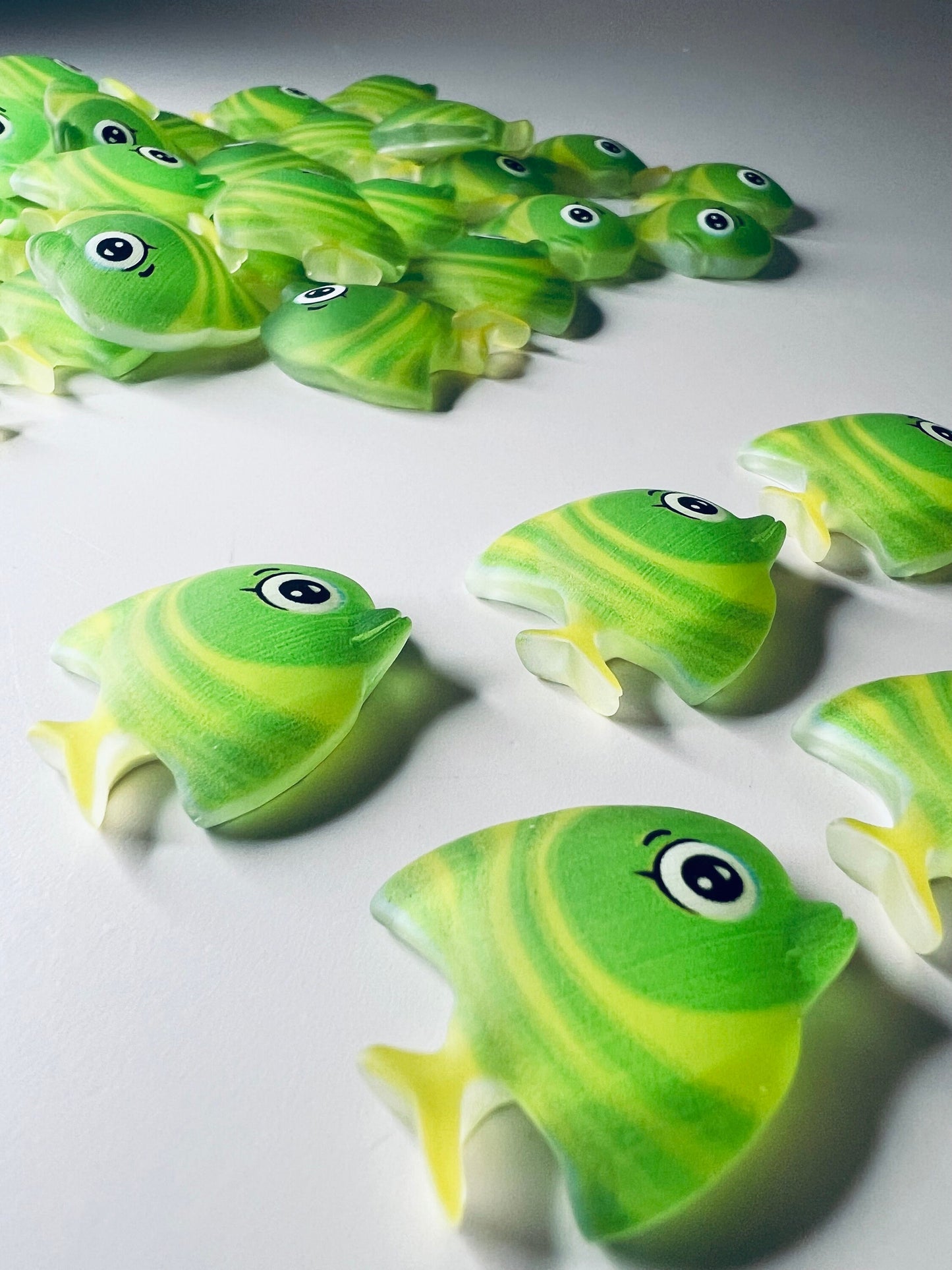 Baratijas de peces ángel en miniatura-Mini objetos de peces del océano-Casa de muñecas miniatura-Objetos de sonido Montessori-Doodads-Minis para terapia del habla