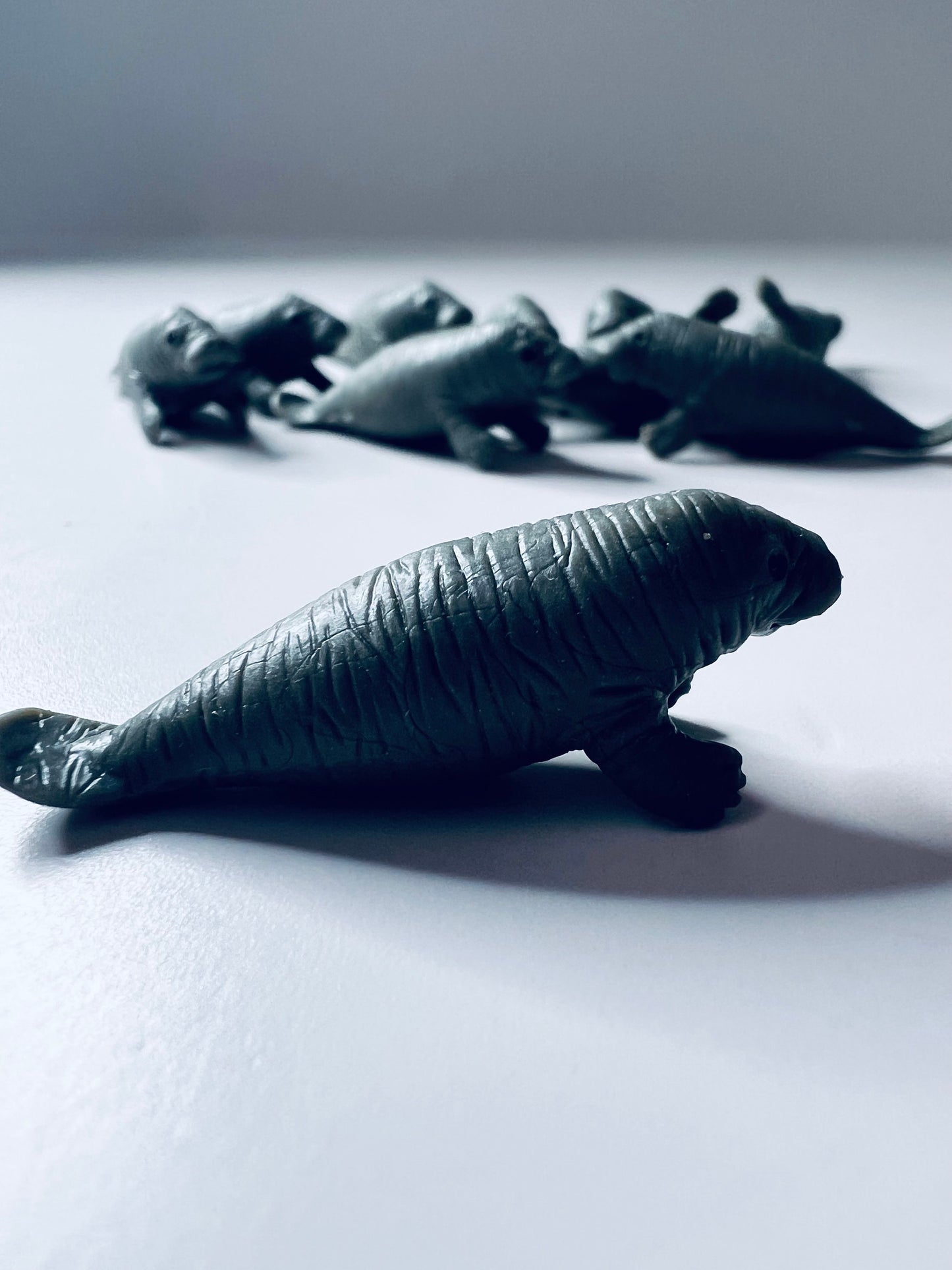 Figura de manatí en miniatura - Baratijas de vida marina - Figura de mini manatí realista - Mini objetos acuáticos del océano-Doodads-Baratijas