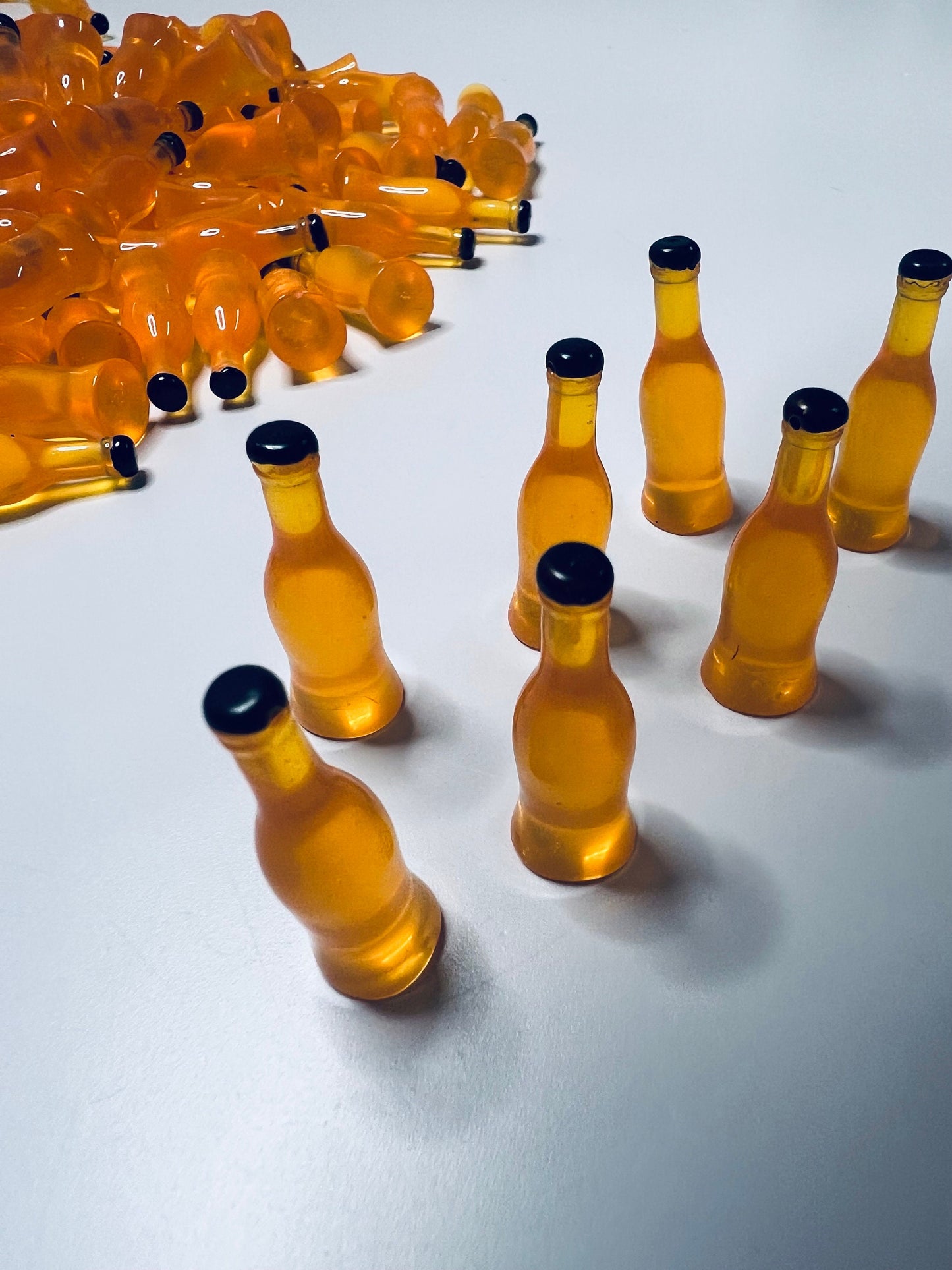 Botella de refresco de naranja en miniatura - Bebida de botella de casa de muñecas - Mini objetos para logopedia - Baratijas - Doodads - Objetos de sonido Montessori