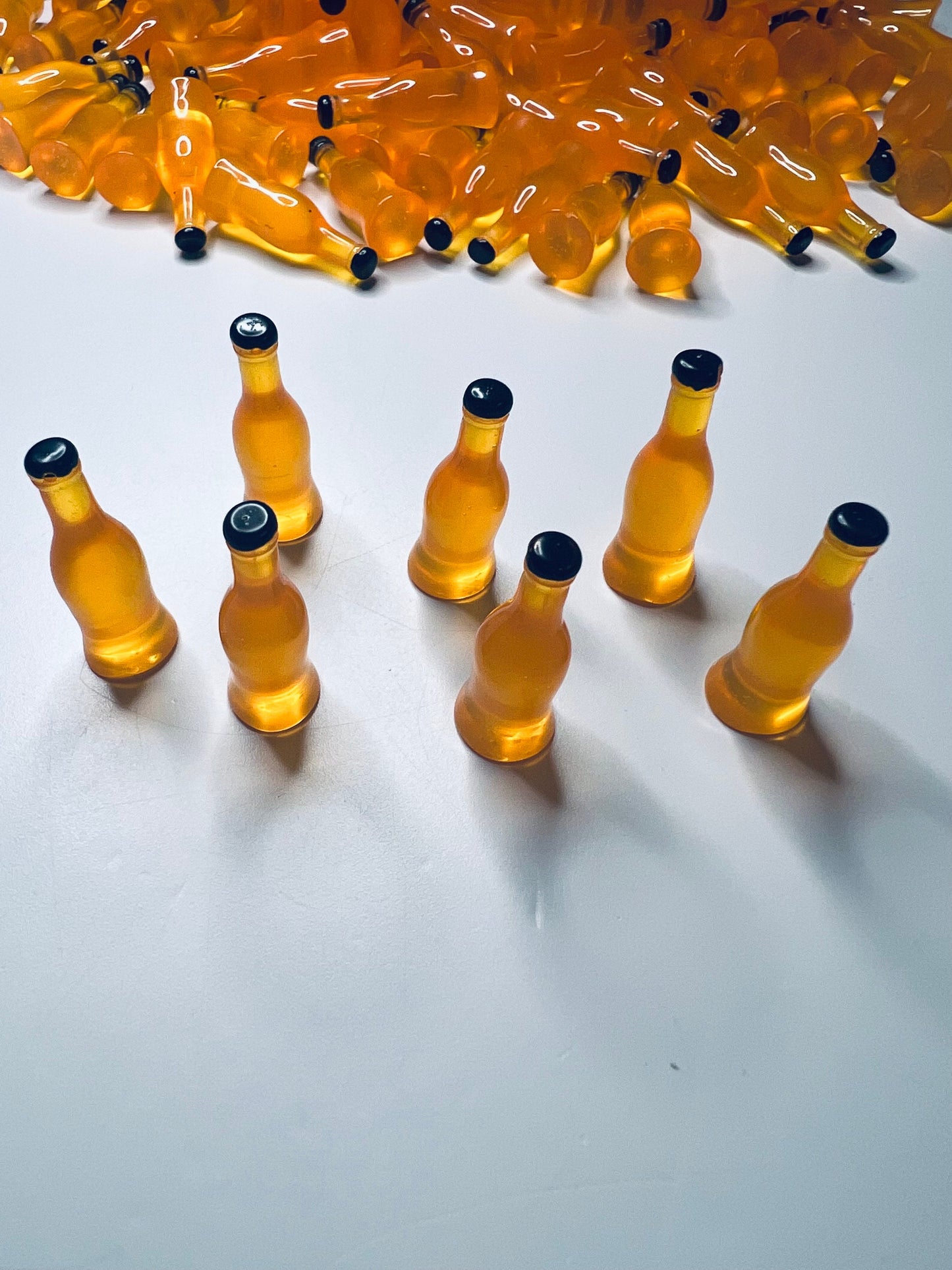 Botella de refresco de naranja en miniatura - Bebida de botella de casa de muñecas - Mini objetos para logopedia - Baratijas - Doodads - Objetos de sonido Montessori