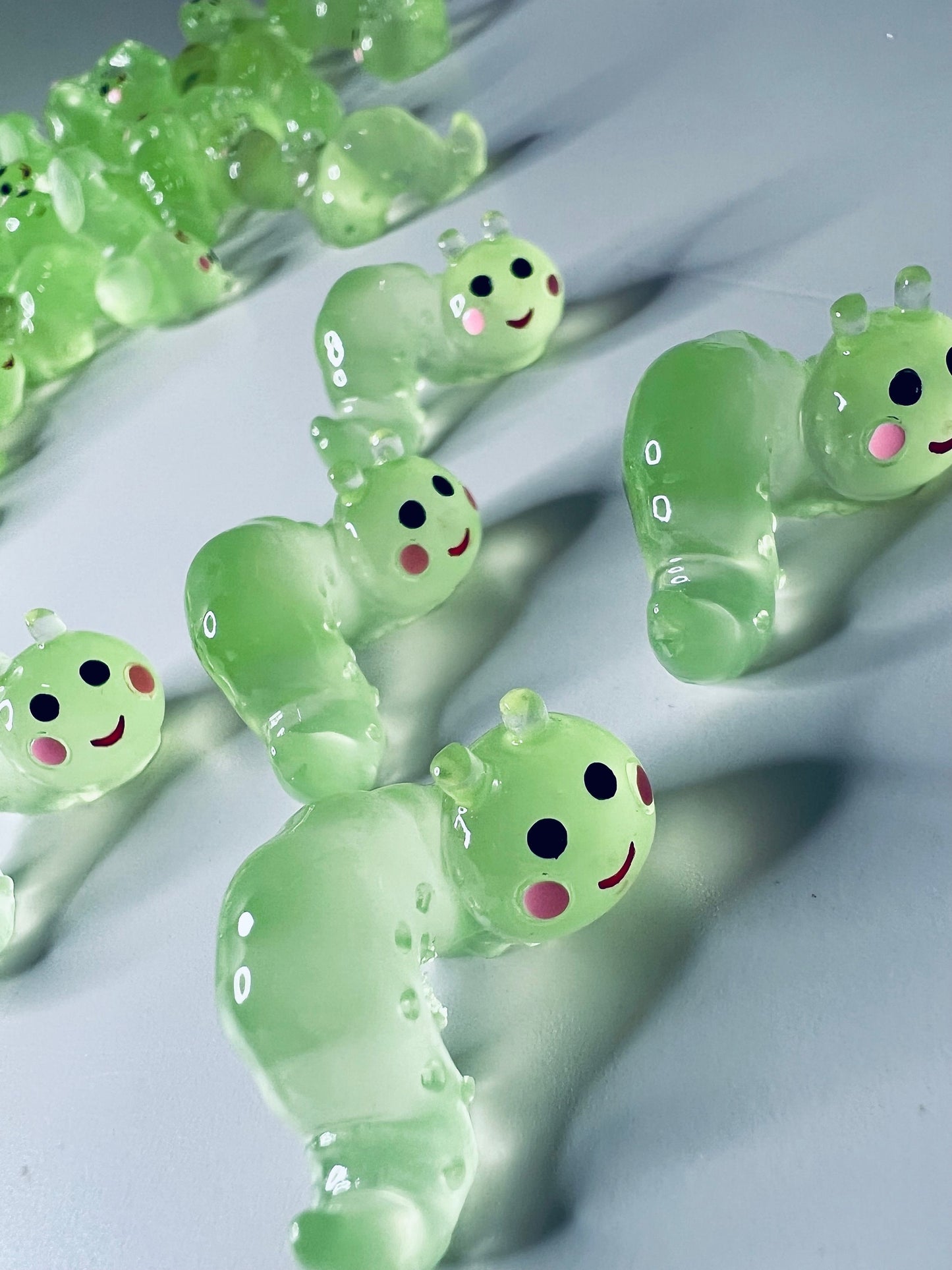 Objeto CATERPILLAR en miniatura - Minis para logopedia - Miniaturas de primavera- Baratijas - Mini Glow Caterpillar