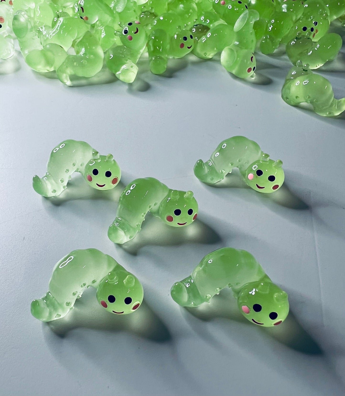 Objeto CATERPILLAR en miniatura - Minis para logopedia - Miniaturas de primavera- Baratijas - Mini Glow Caterpillar