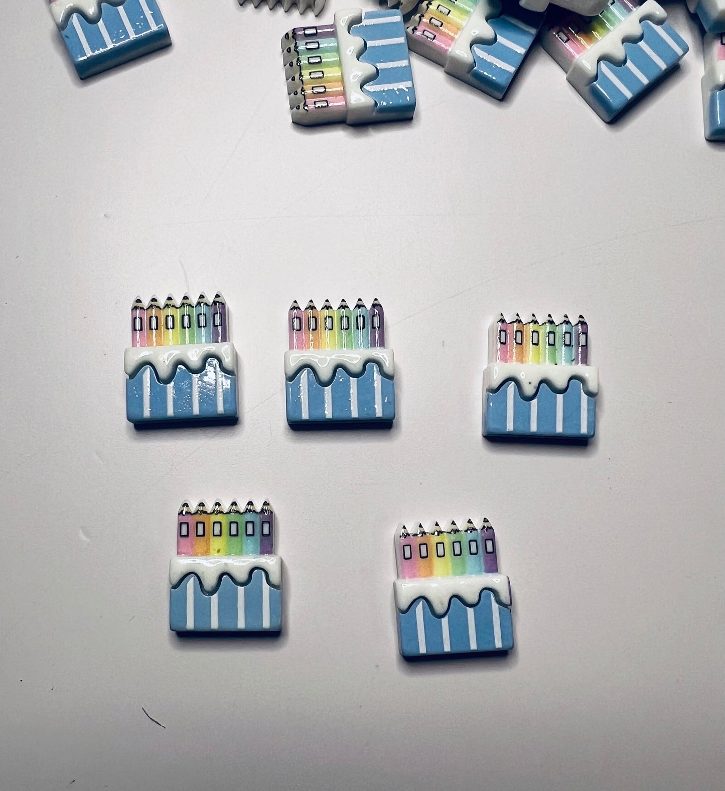 Baratijas temáticas de arte en miniatura -Baratija de lápices de colores para casa de muñecas-Objetos escolares en miniatura -Doodads - Minis para logopedia-