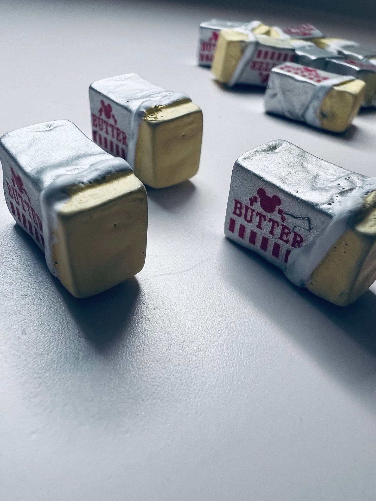 Baratija de mantequilla en miniatura - Mini objetos de comida Baratijas temáticas de la tienda de comestibles - Miniaturas de casa de muñecas para hornear - Objetos de sonido Montessori