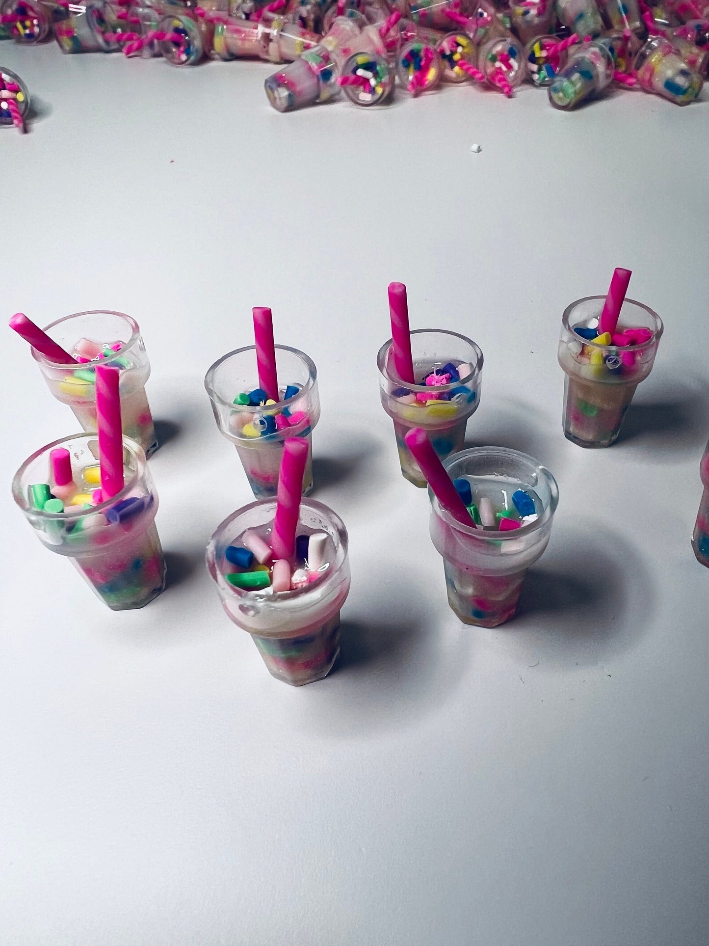 Baratijas de bebidas de batidos en miniatura - Bebidas de casa de muñecas - Mini bebida rosa - Mini objetos para la terapia del habla - Baratijas - Doodads - Montessori