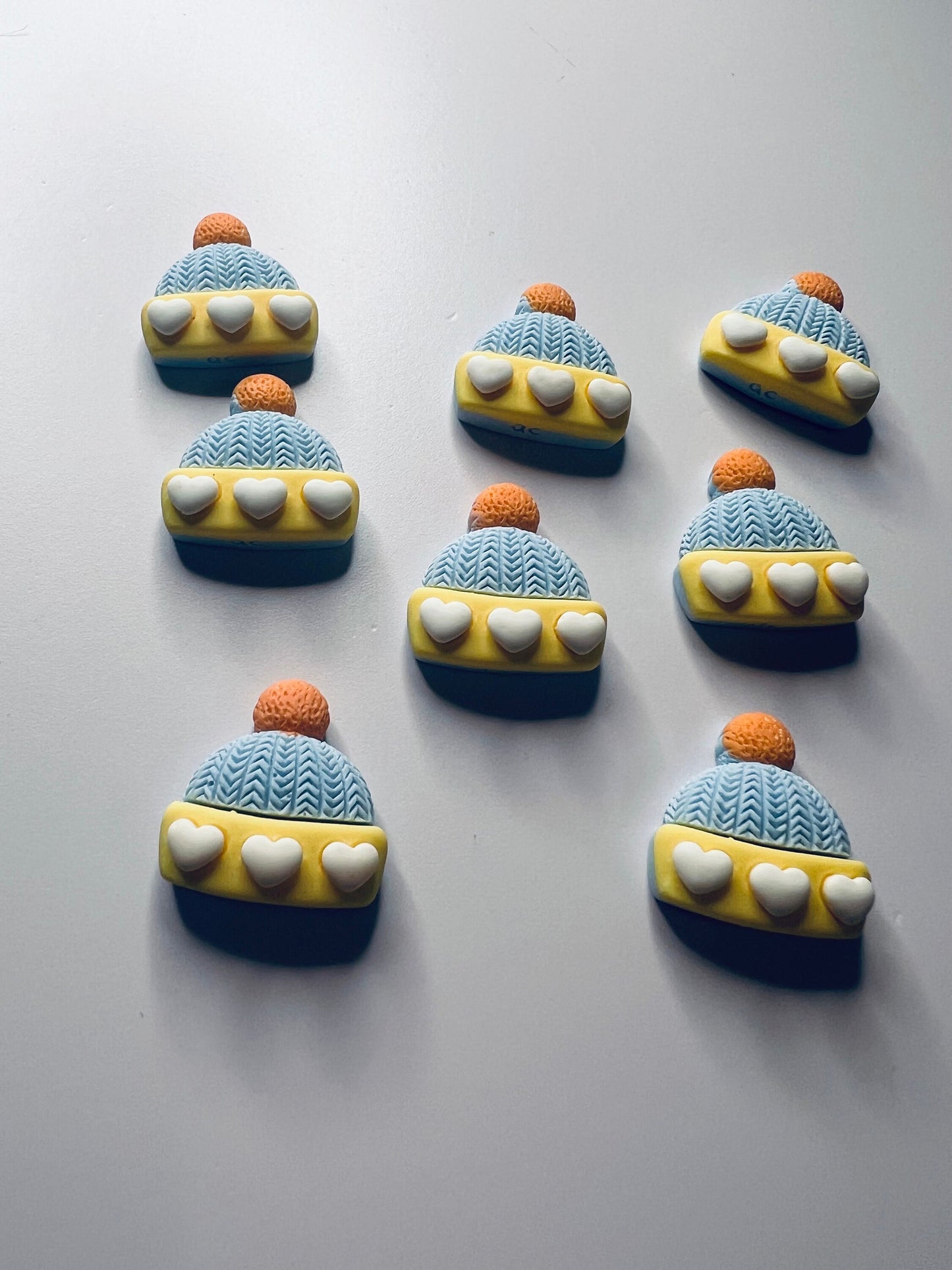 Baratija de sombrero de invierno en miniatura - Baratijas del alfabeto Doodads Objetos de lenguaje Montessori - Mini objetos Terapia del habla - Baratija de sombrero de nieve