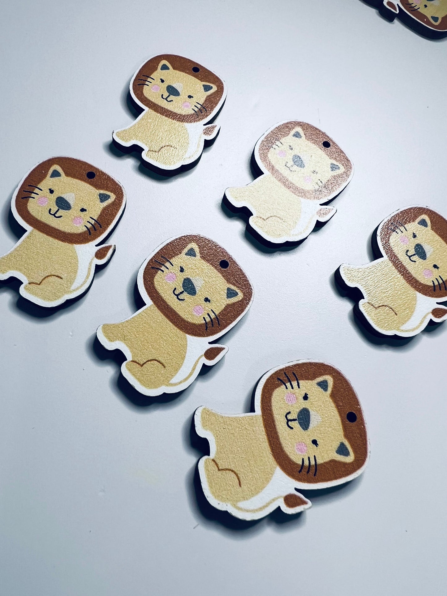 Baratija de león en miniatura - Objeto de león cortado en madera - Mini objetos para terapia del habla - Baratijas temáticas de la selva - Encanto colgante de león de madera