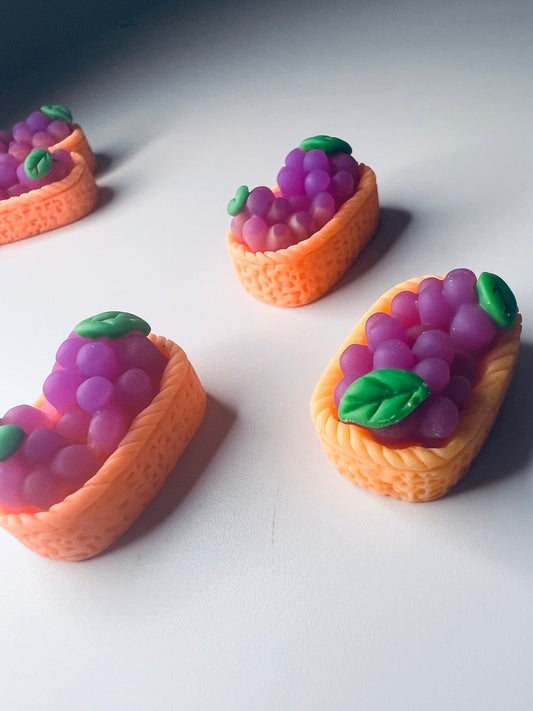 Cesta de frutas de uvas en miniatura - baratijas de frutas - mini objetos de uvas discurso Montessori - objetos en miniatura para baratijas de casa de muñecas