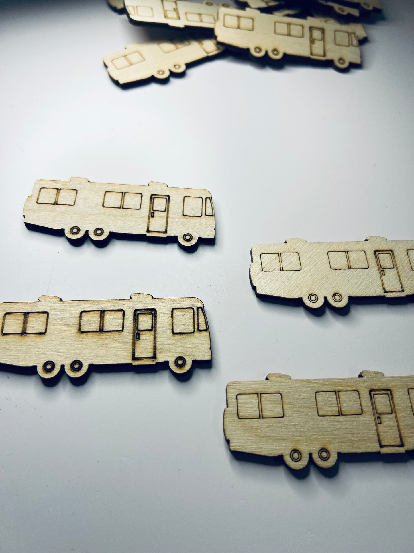 Objeto de caravana en miniatura - Objetos de camping en forma de caravana RV - Formas artesanales de corte de madera sin terminar cortadas con láser - Objetos de lenguaje Montessori -