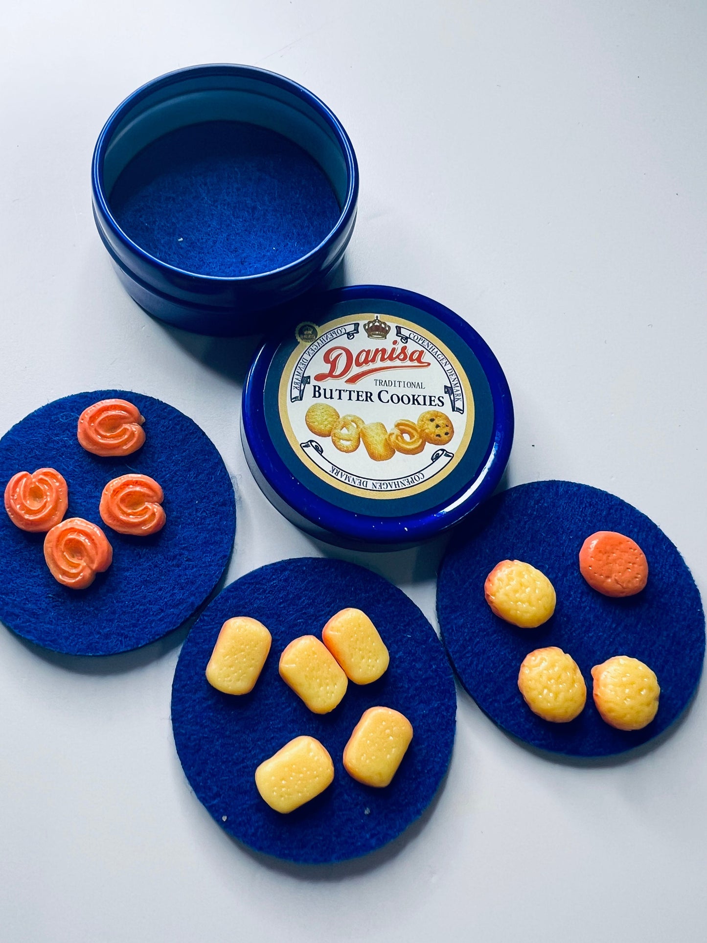 Miniatura Cookie Tin Mini Juego de galletas danesas para casa de muñecas - Baratija de galletas - Mini objetos de terapia del habla