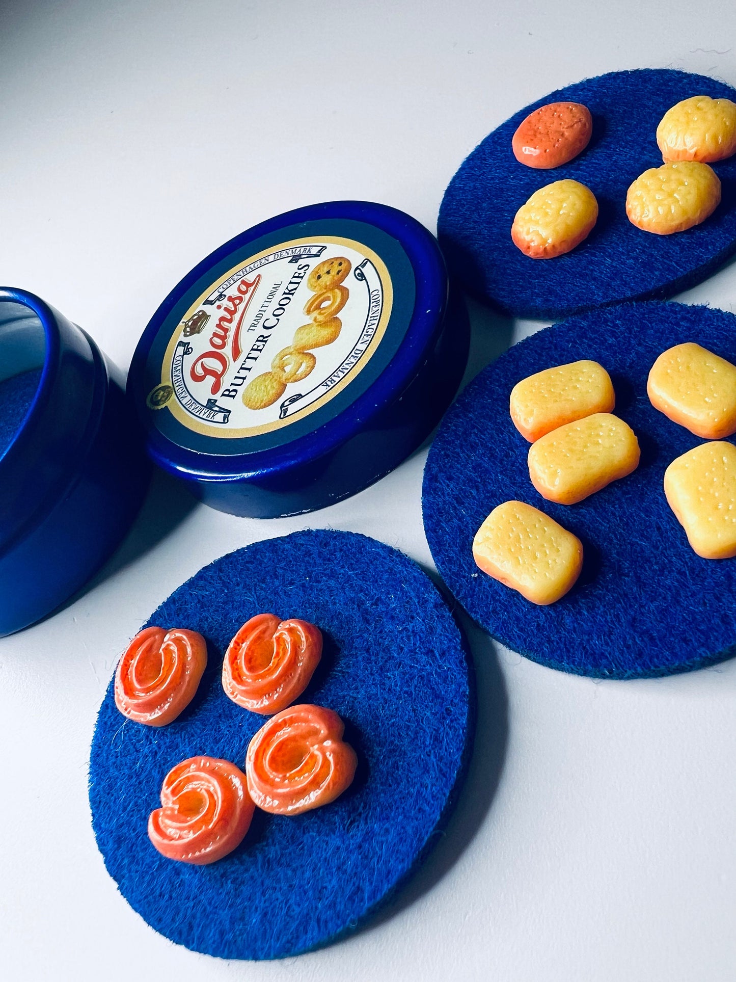 Miniatura Cookie Tin Mini Juego de galletas danesas para casa de muñecas - Baratija de galletas - Mini objetos de terapia del habla